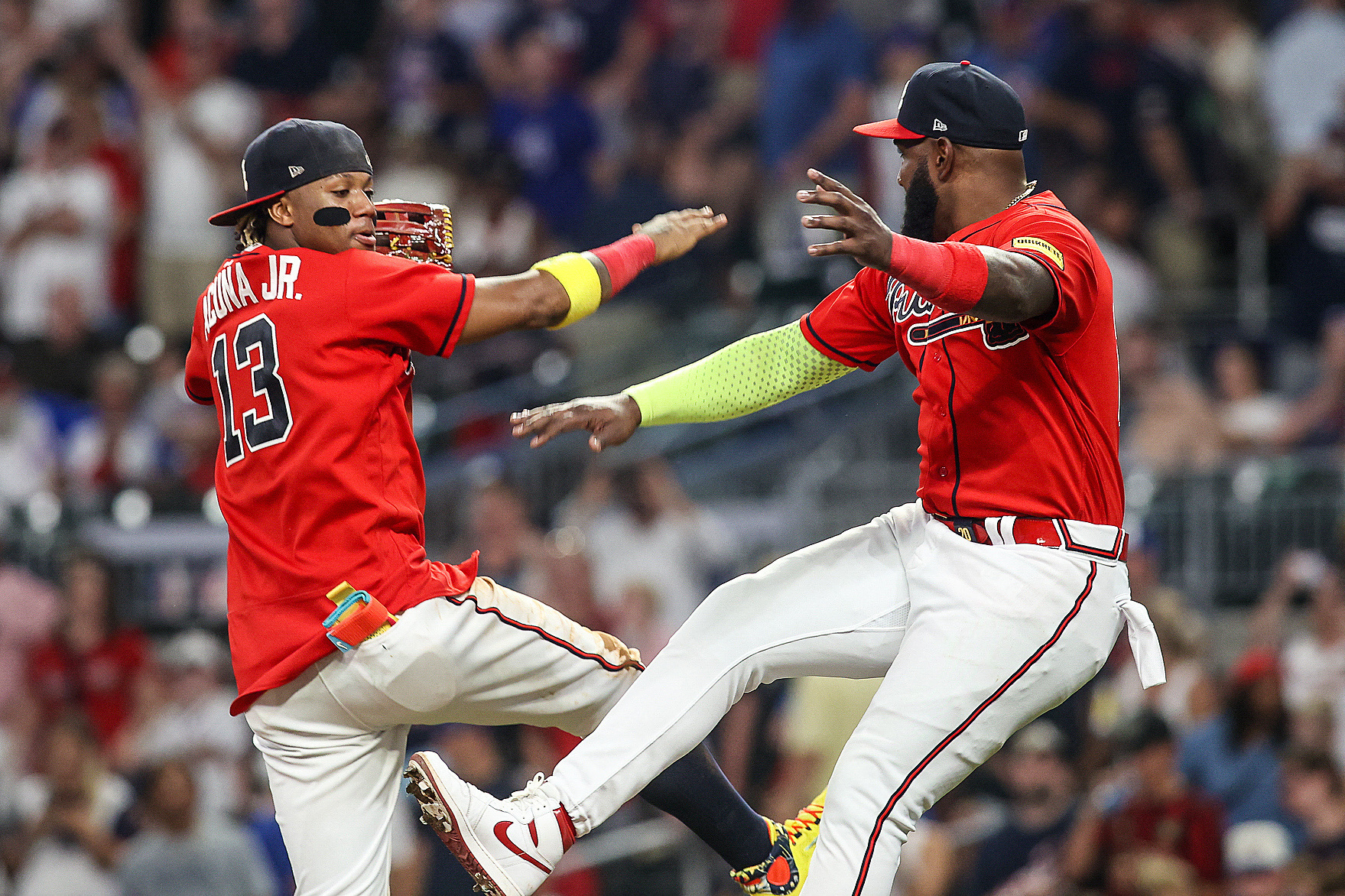 Braves stay hot to start second half, dominate White Sox 9-0