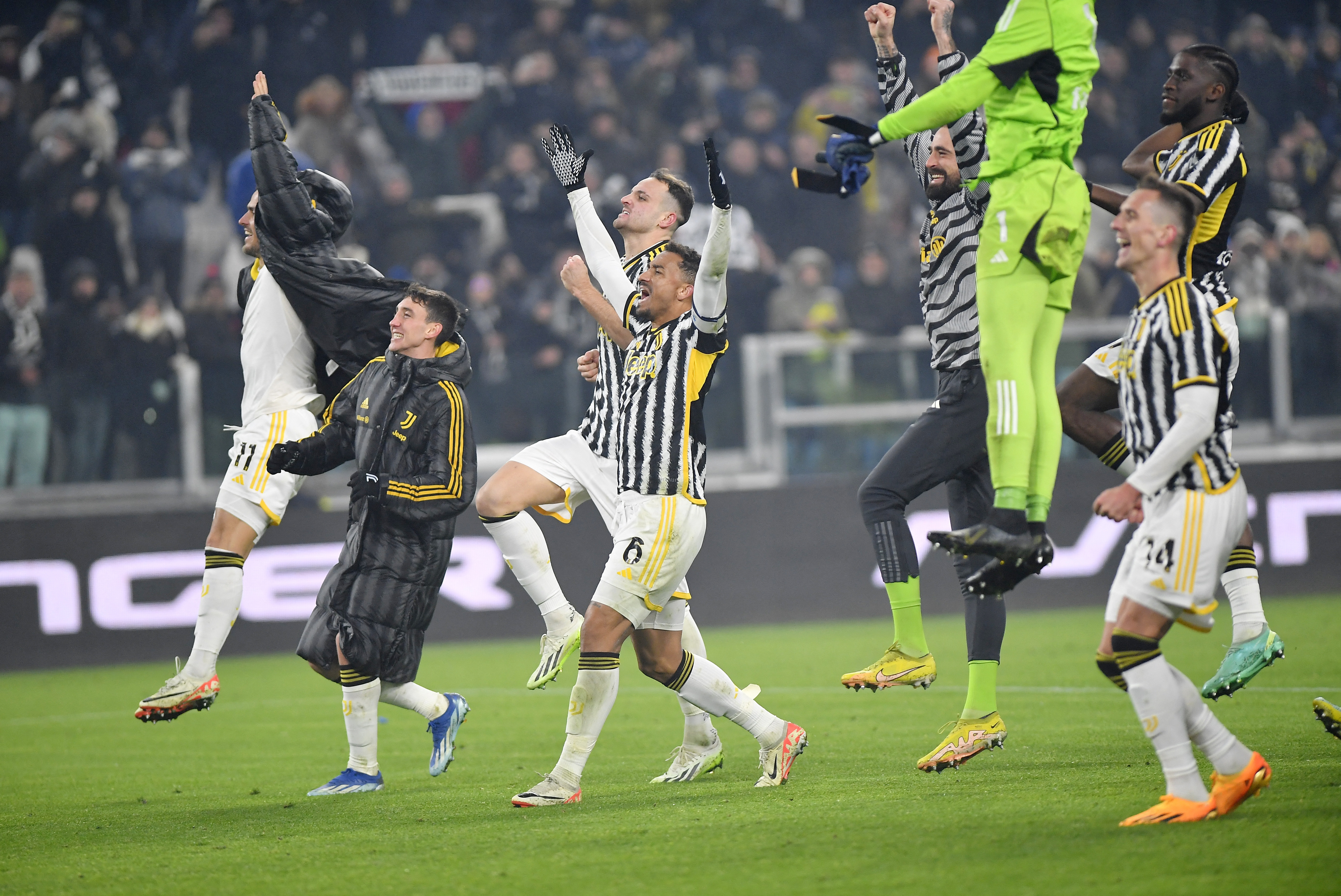 Juventus back on top after clinical win against wasteful Napoli