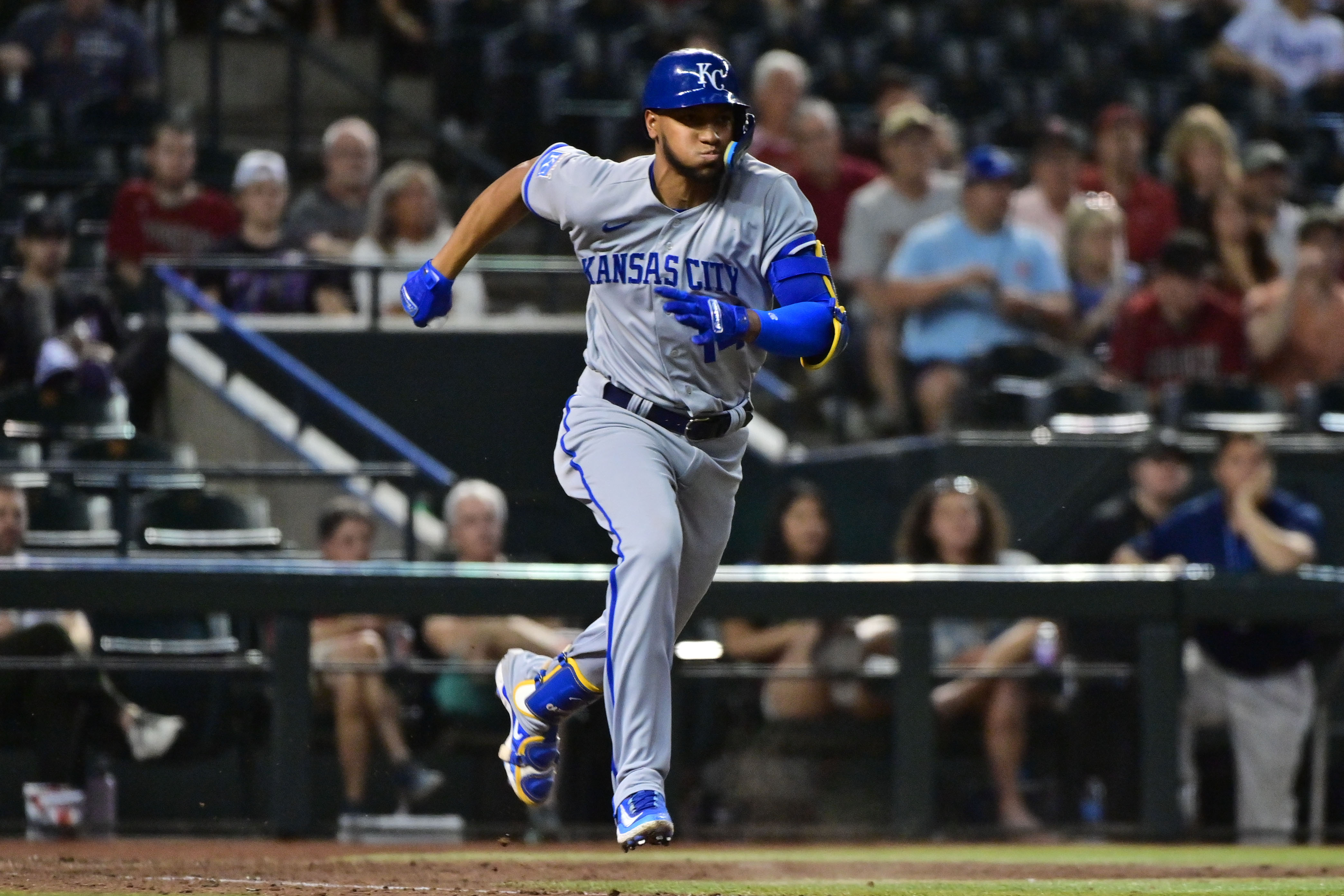 Eighth-inning error lifts D-backs past Royals