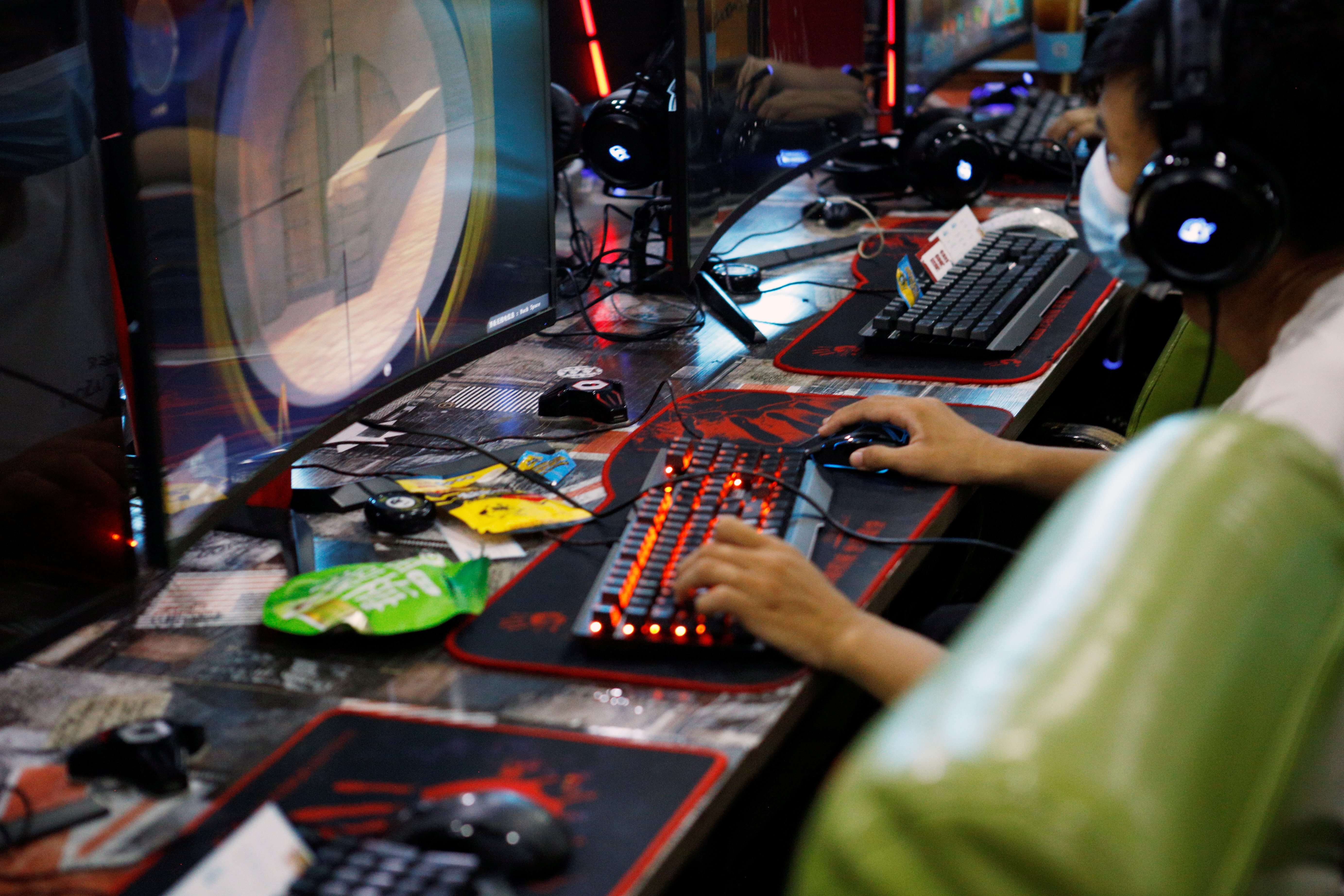 China keeping 1 hour daily limit on kids' online games