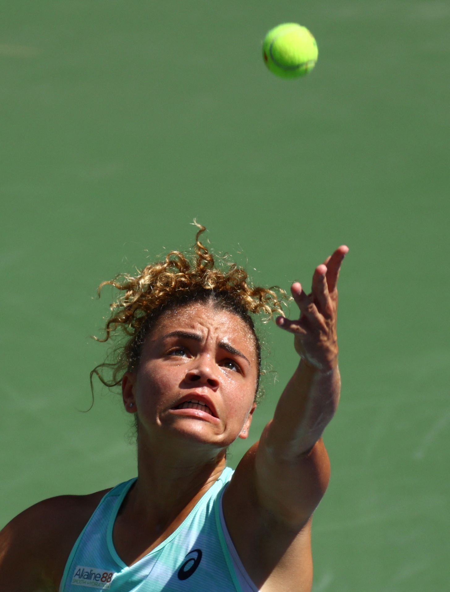 Swiatek cruises into second round clash with Stephens at U.S. Open