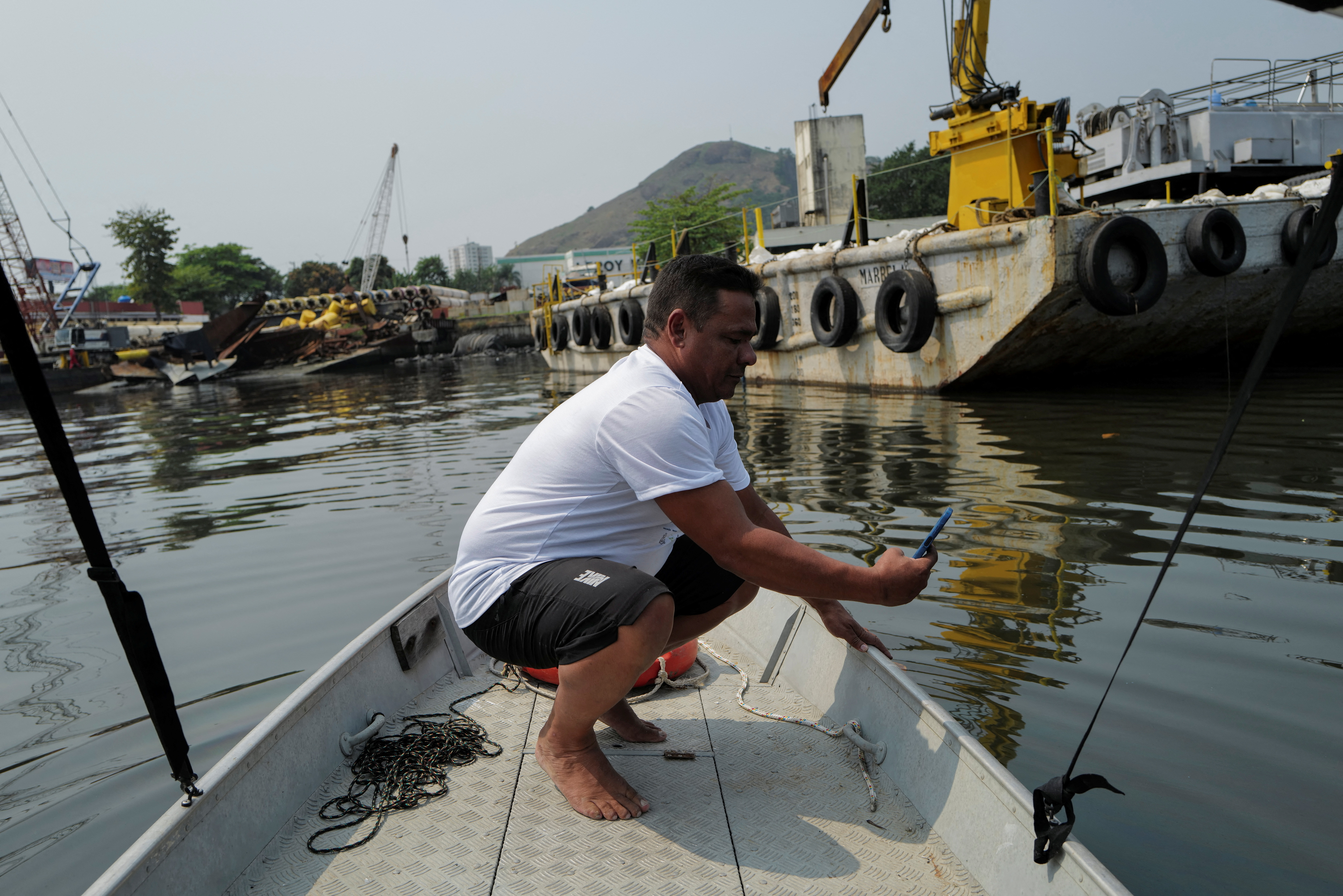 Fishermen use real-time app to protect waters in a Rio bay