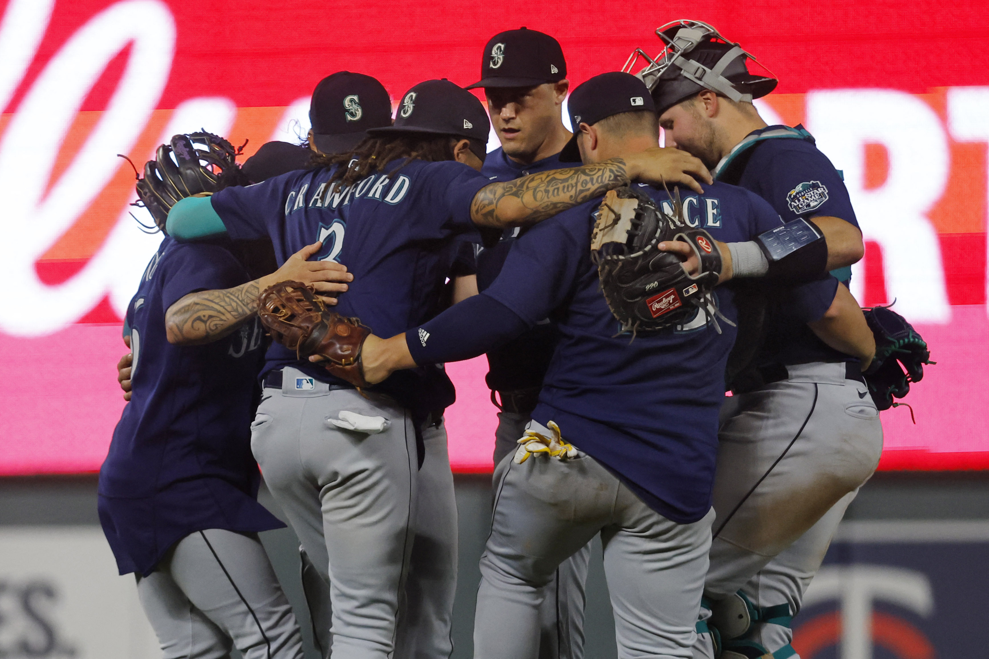 Mariners rally from 4-run deficit in 8th to beat Twins