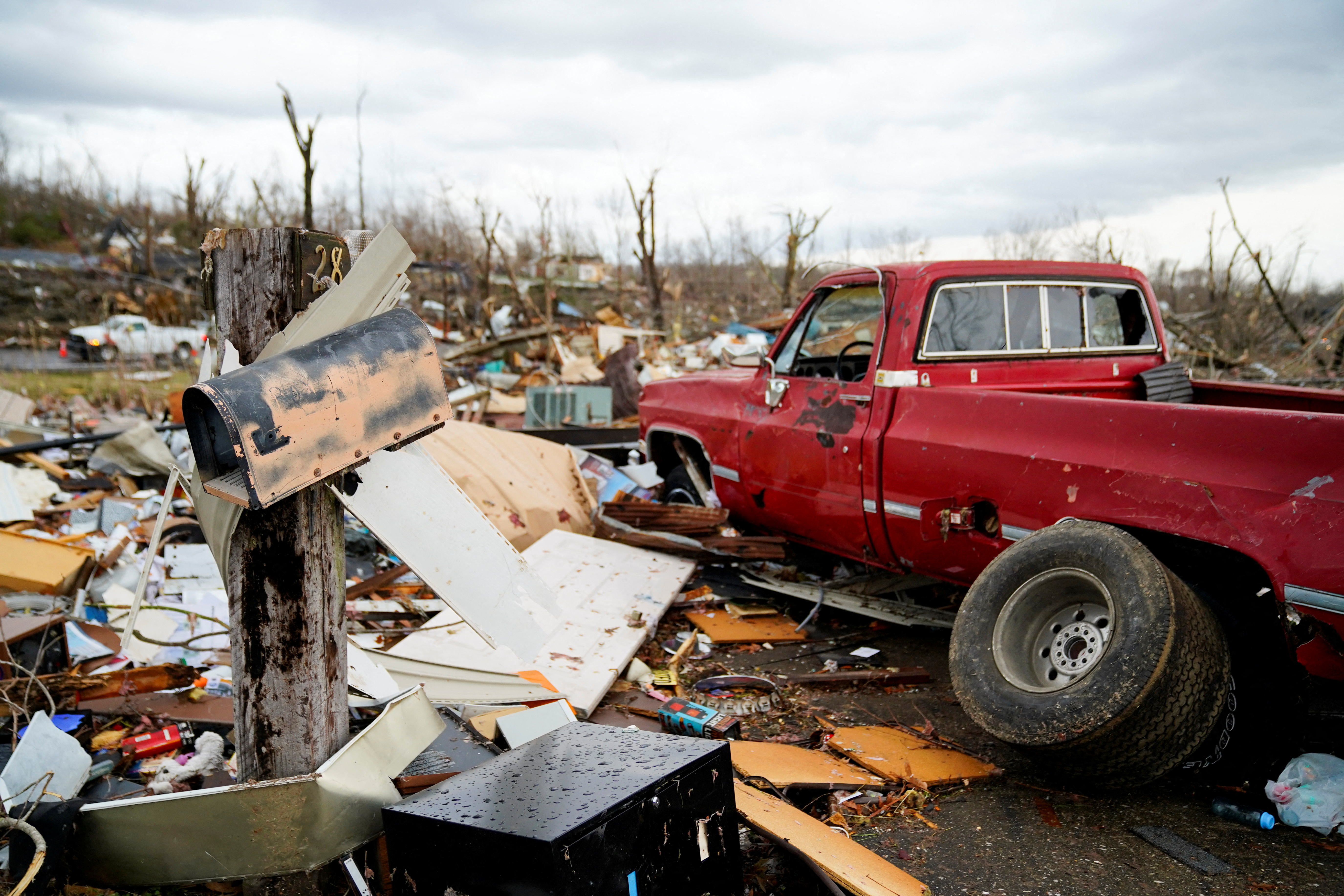 Uma caixa de correio fica em frente de onde ficava uma casa depois que uma devastadora erupção de tornados atingiu vários estados dos EUA em Earlington, Kentucky, EUA, 11 de dezembro de 2021. REUTERS / Cheney Orr