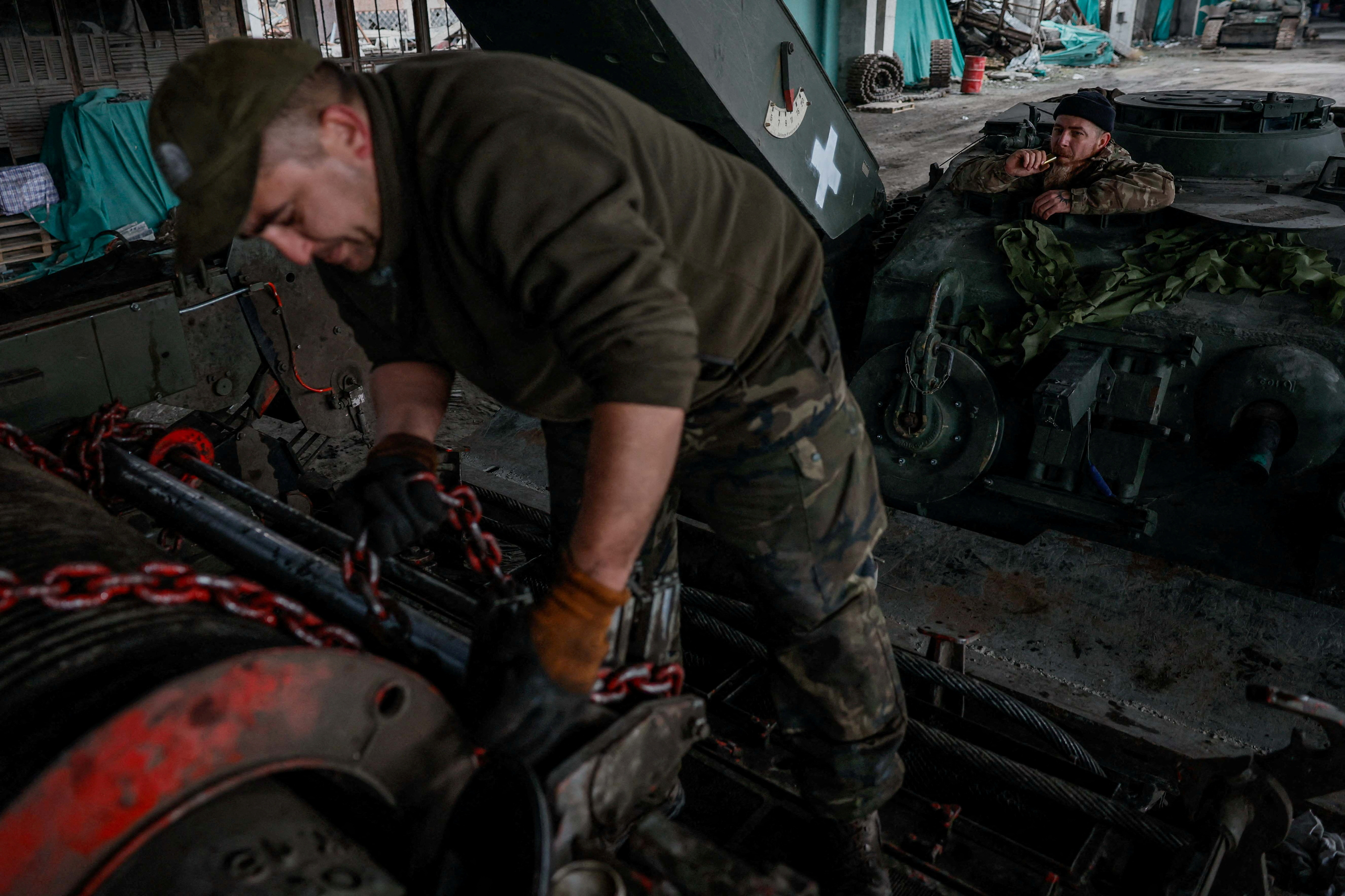 Ukrainian mechanics repair tanks in Kharkiv region