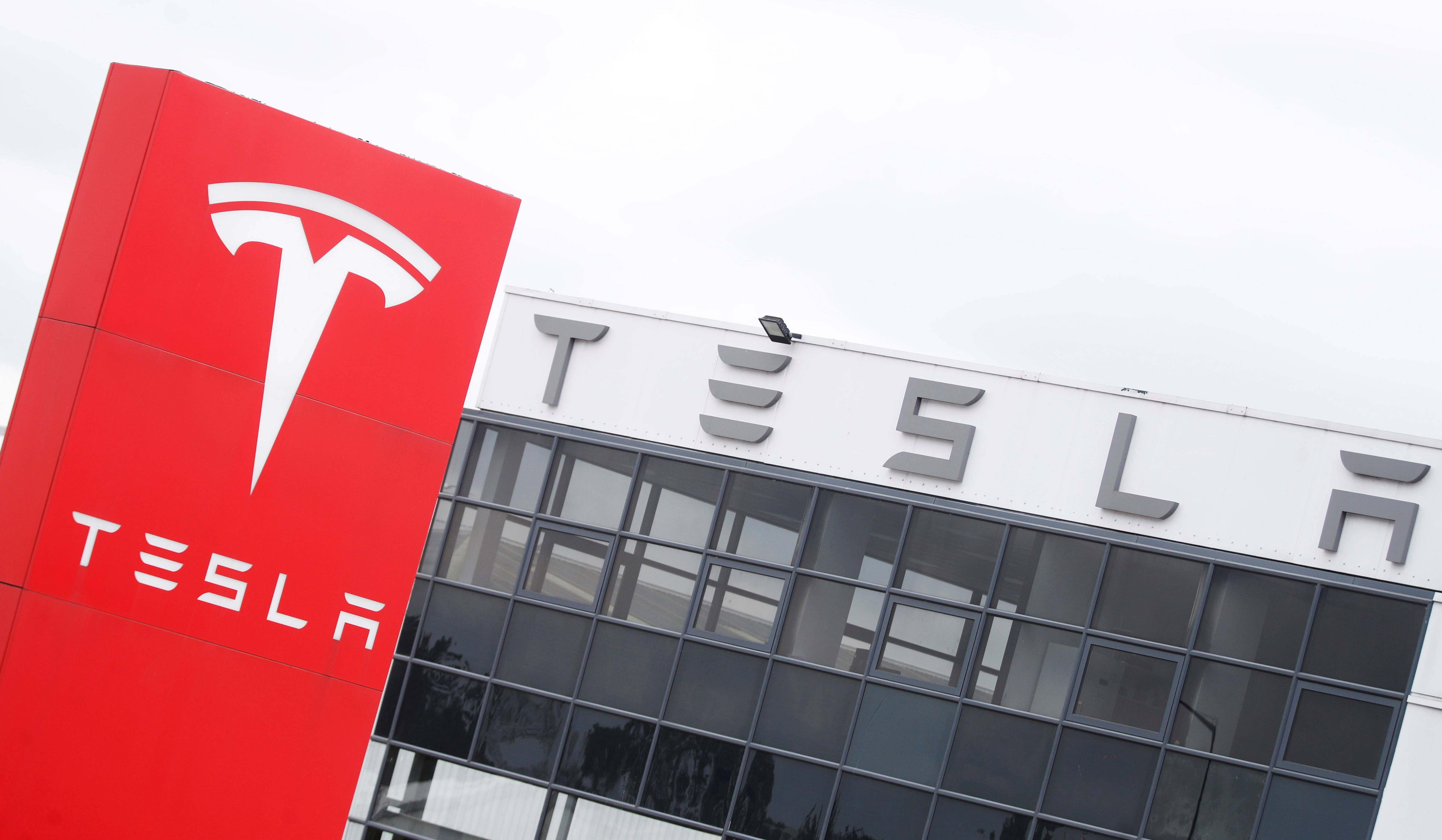 The logo of car manufacturer Tesla is seen at a dealership in London, Britain, May 14, 2021. REUTERS/Matthew Childs
