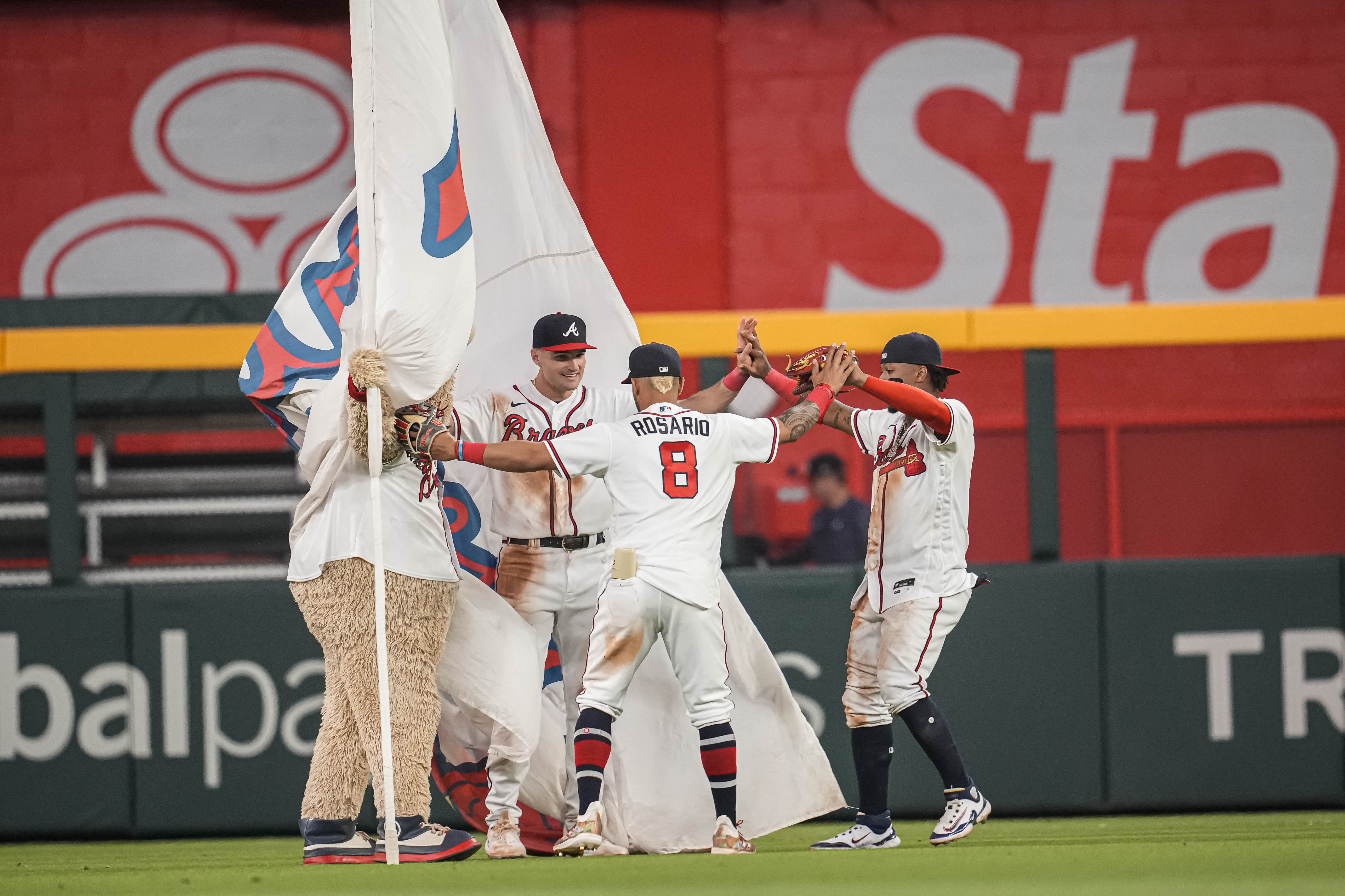 Eddie Rosario's HR gives Braves sweep of Reds