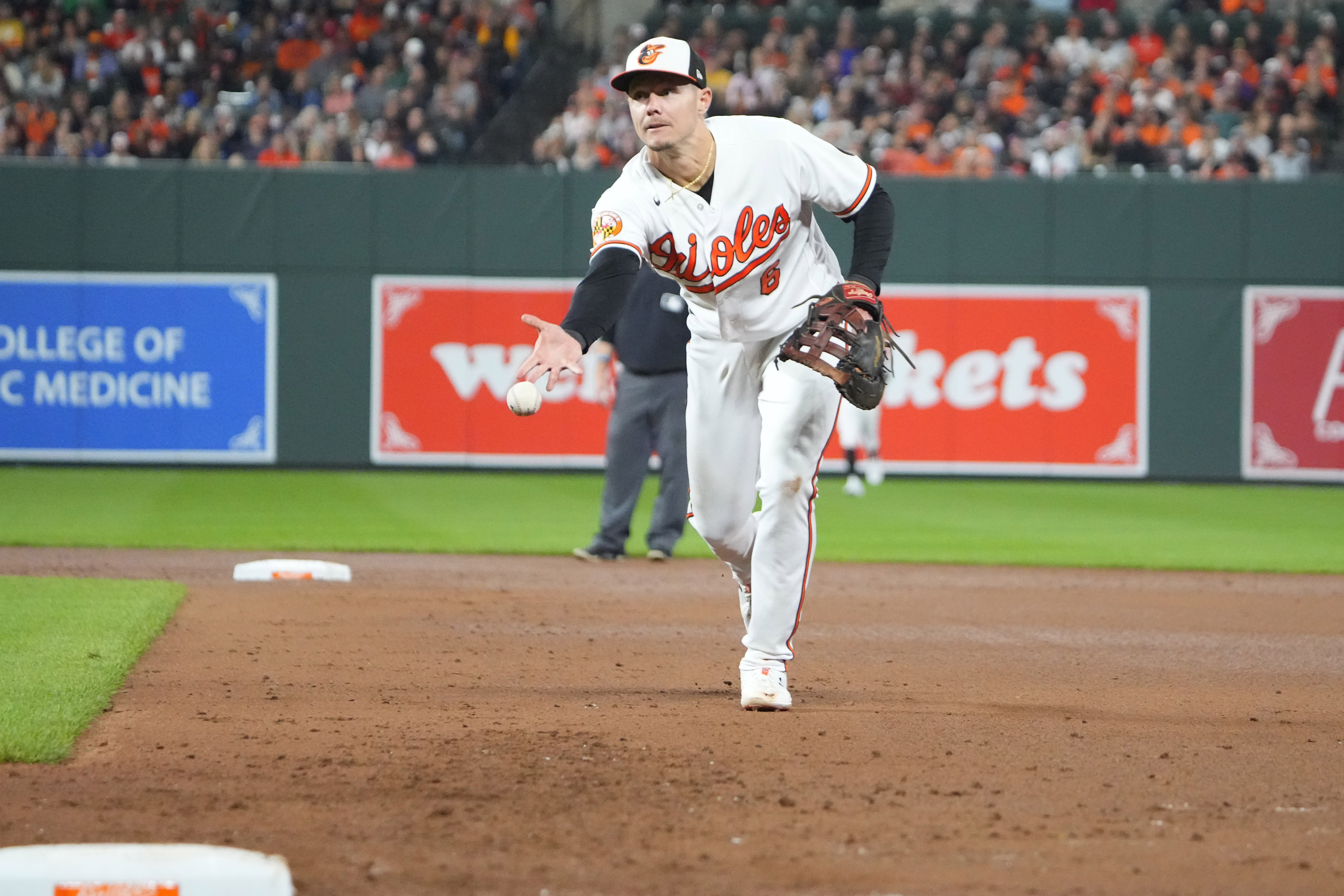 Orioles blank Red Sox, clinch first AL East title since '14