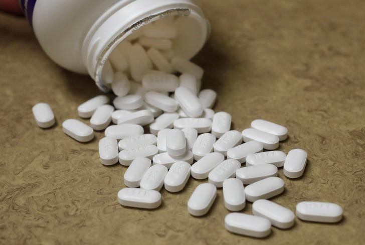 Prescription painkiller Hydrocodine Bitartrate and Acetaminopohen, 7.5mg/325mg pills, made by Mallinckrodt sit on a counter at a local pharmacy
