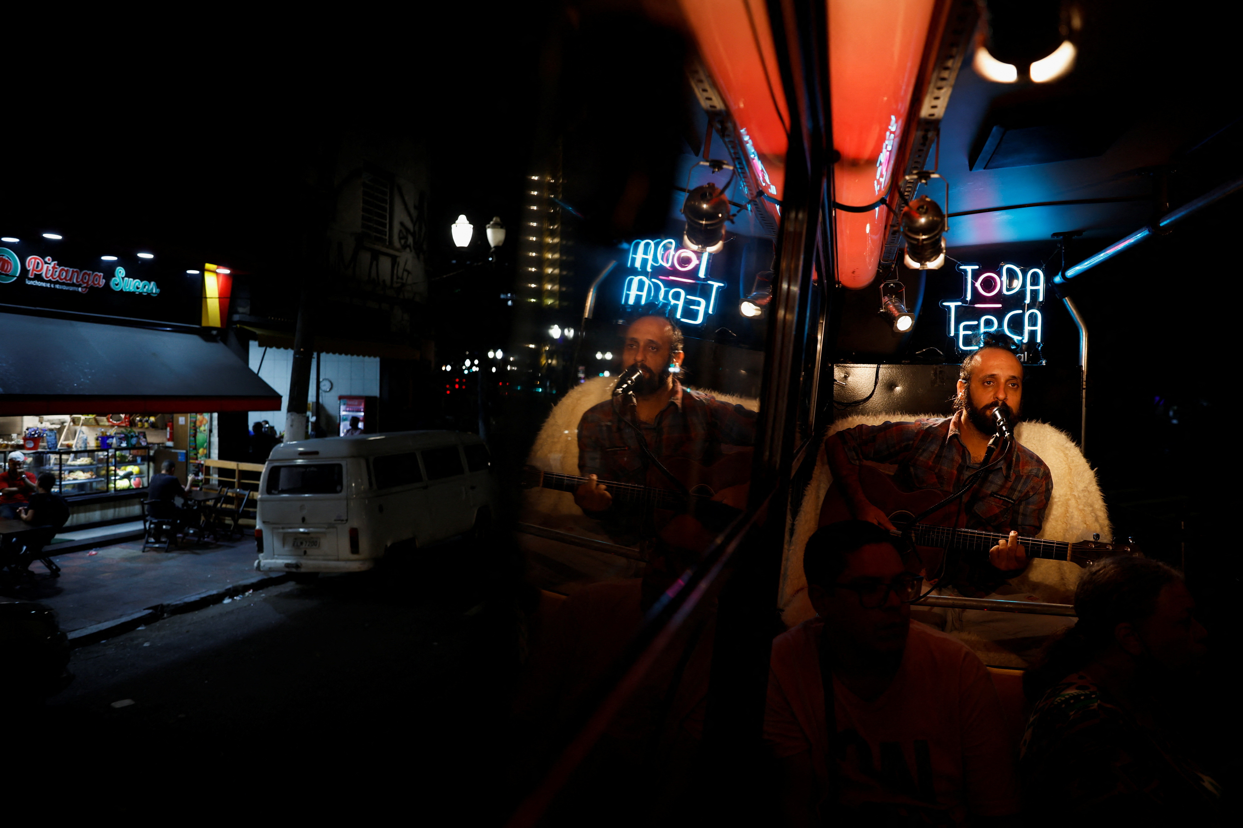 Um ônibus foi instalado para aproximar os brasileiros mais ocupados da arte e da música durante seu deslocamento diário na agitada metrópole de São Paulo