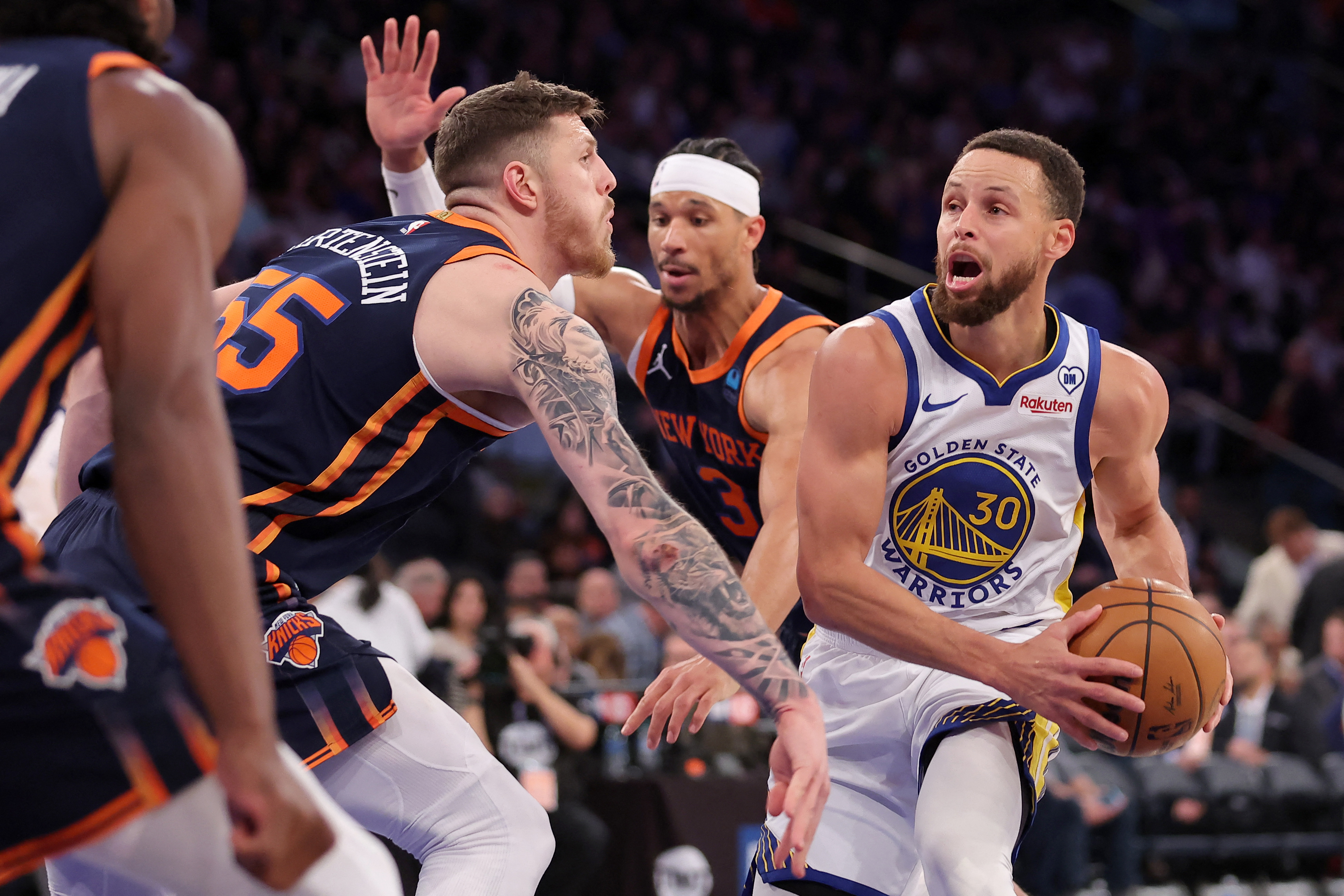 Stephen Curry, Warriors too much for ailing Knicks | Reuters