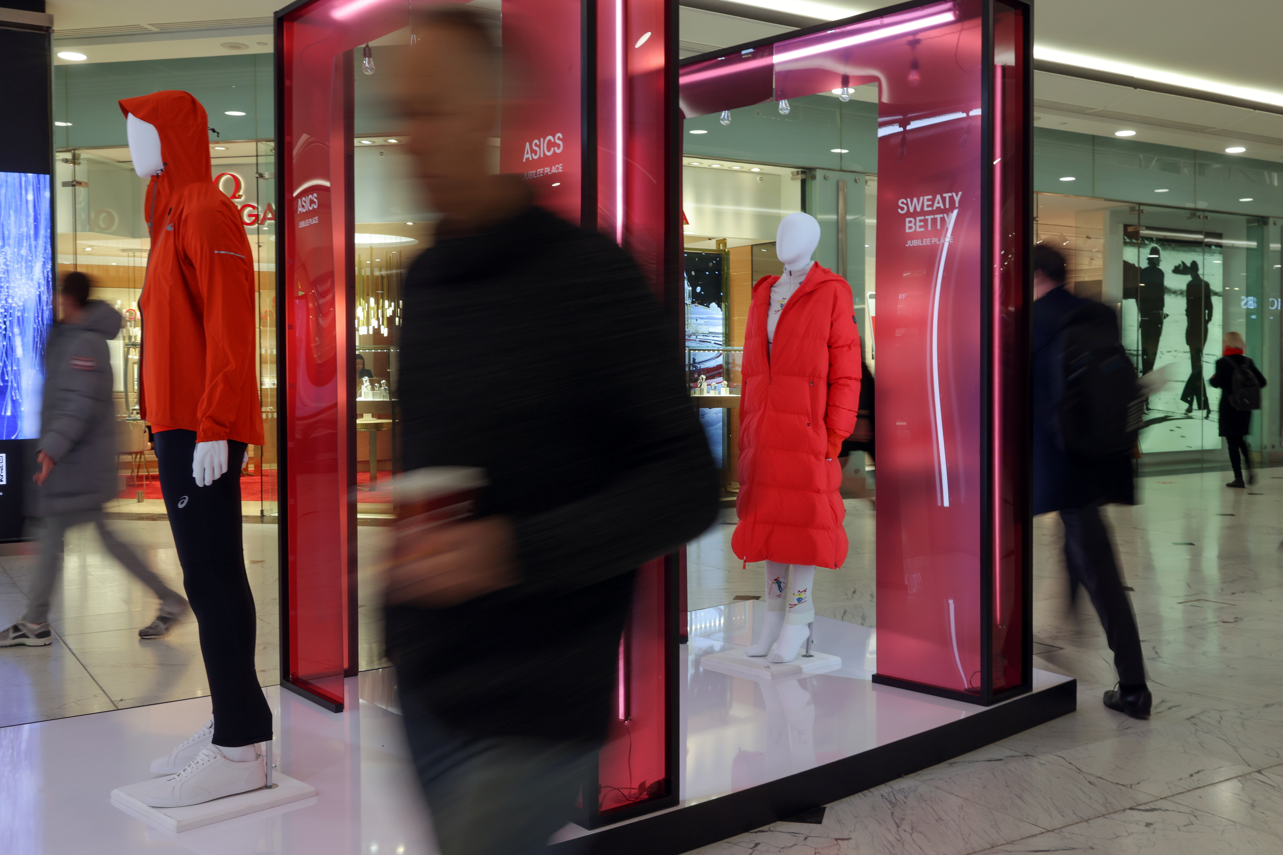 Focus: London fears losing luxury shoppers to Paris and Milan