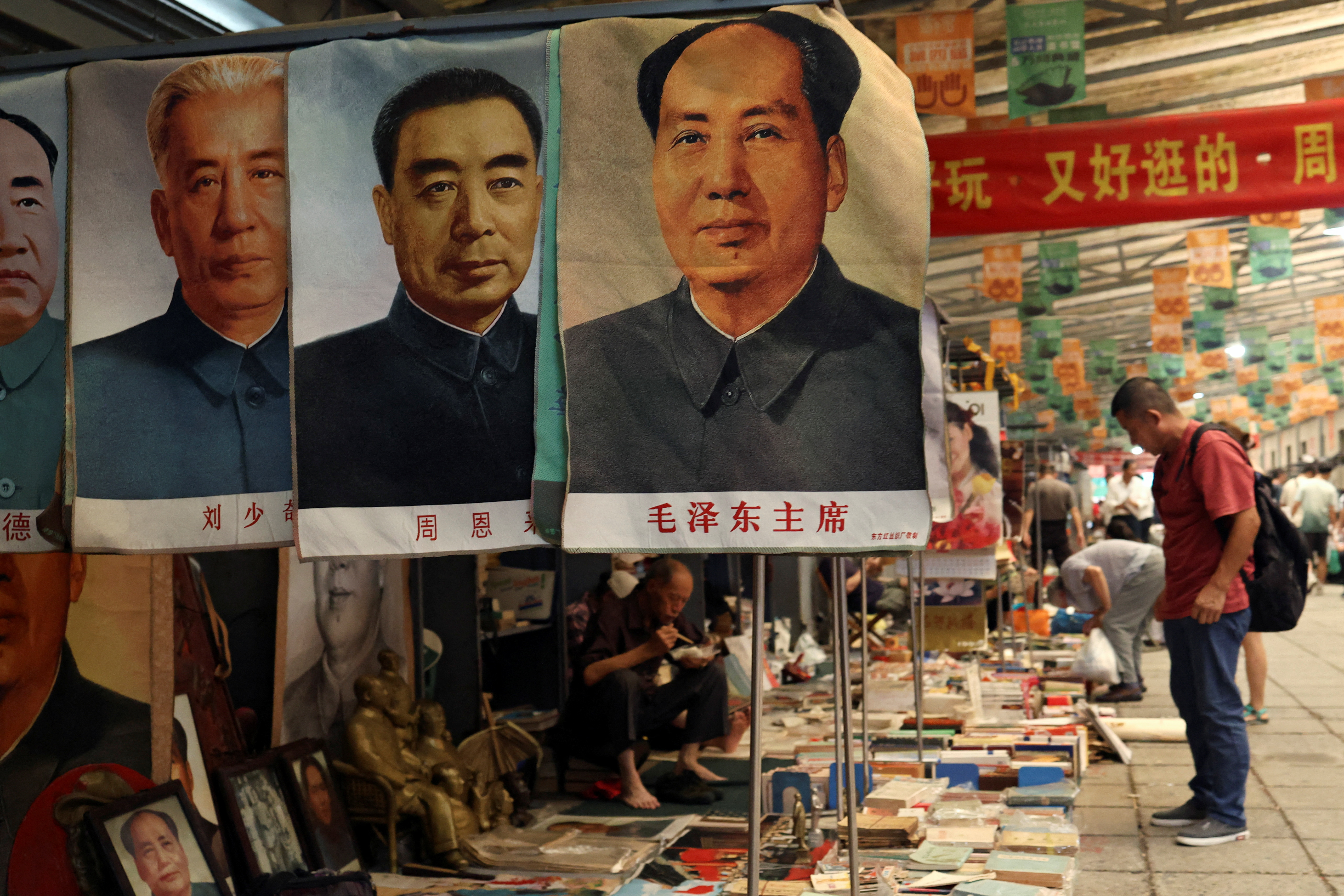 Panjiayuan antique market in Beijing