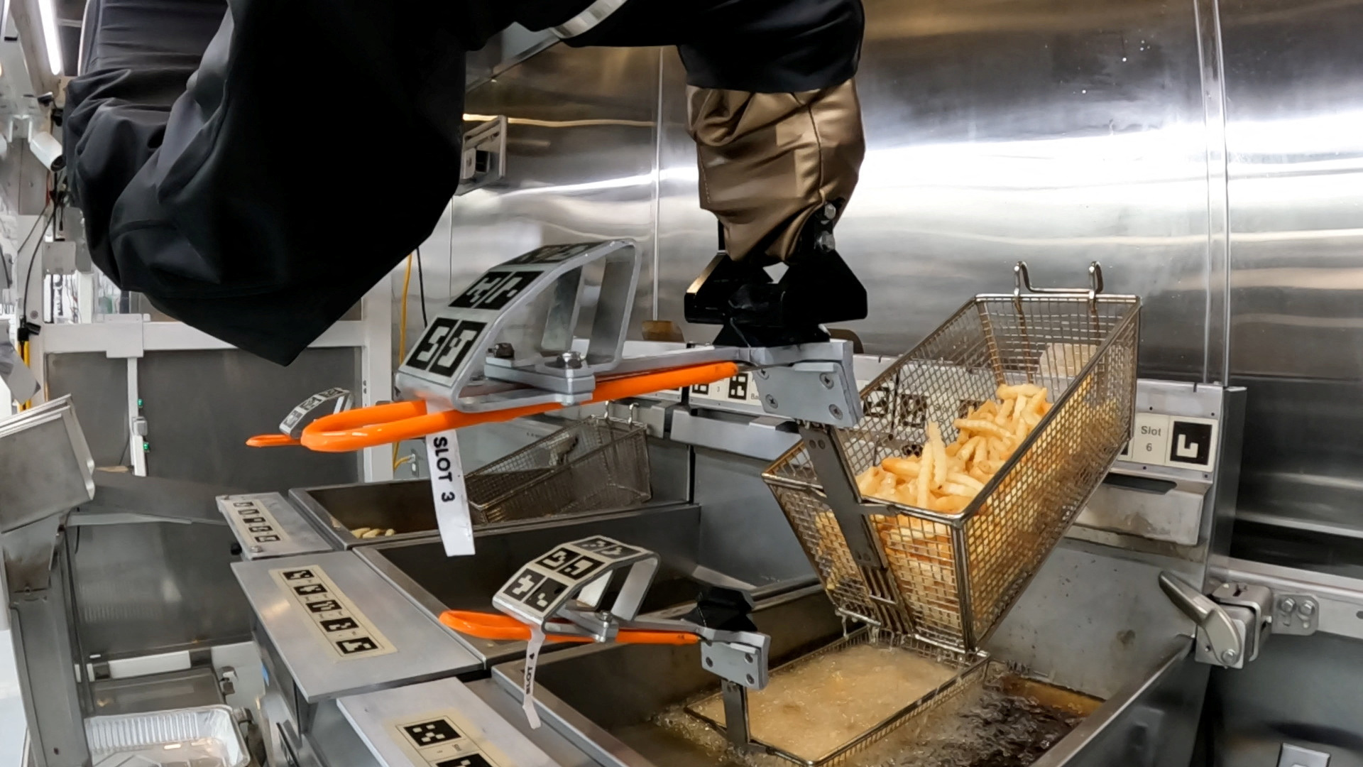 redaktionelle rent faktisk Flock Robots are making French fries faster, better than humans | Reuters