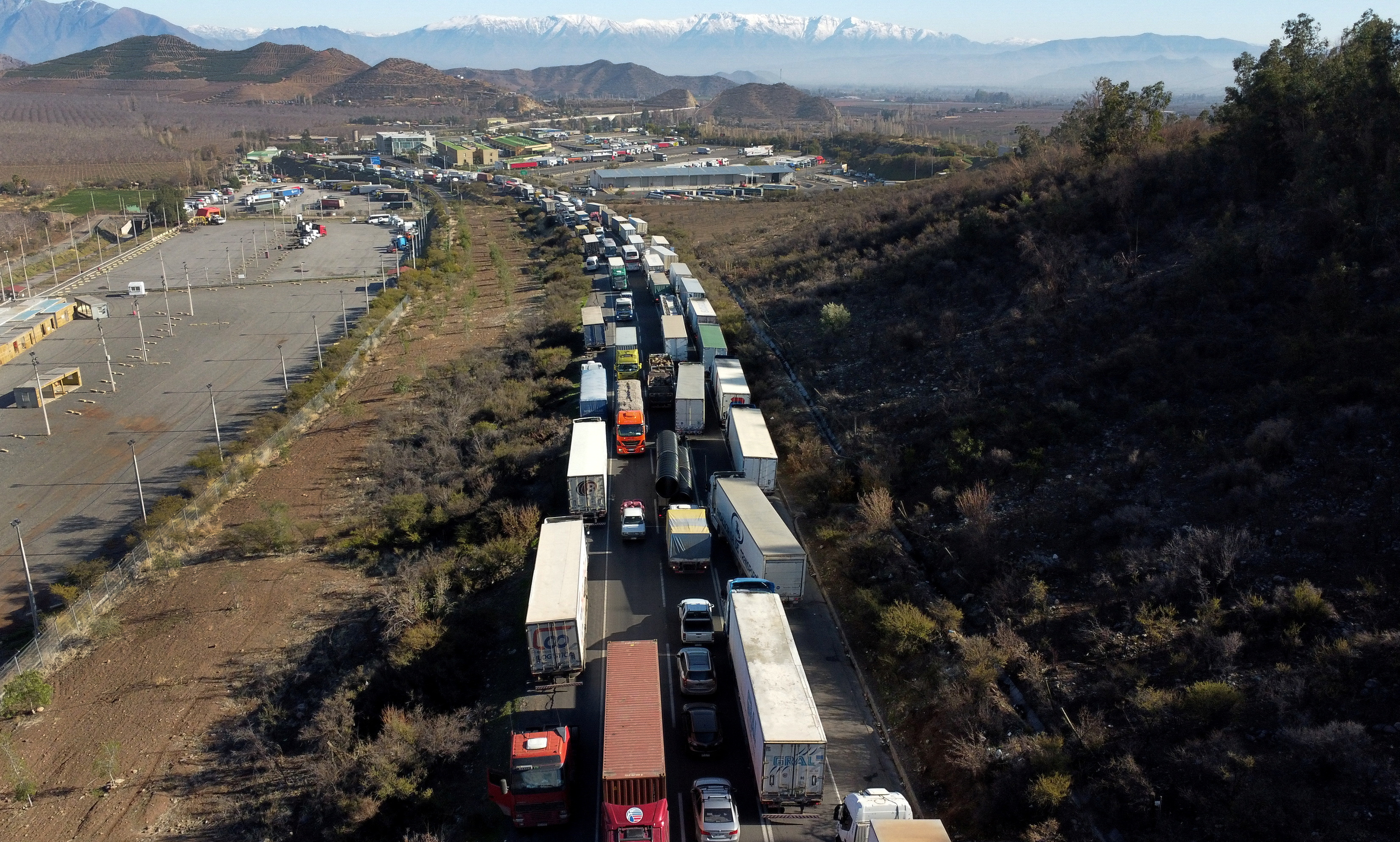 Traffic passes reopened land border in Los Andes