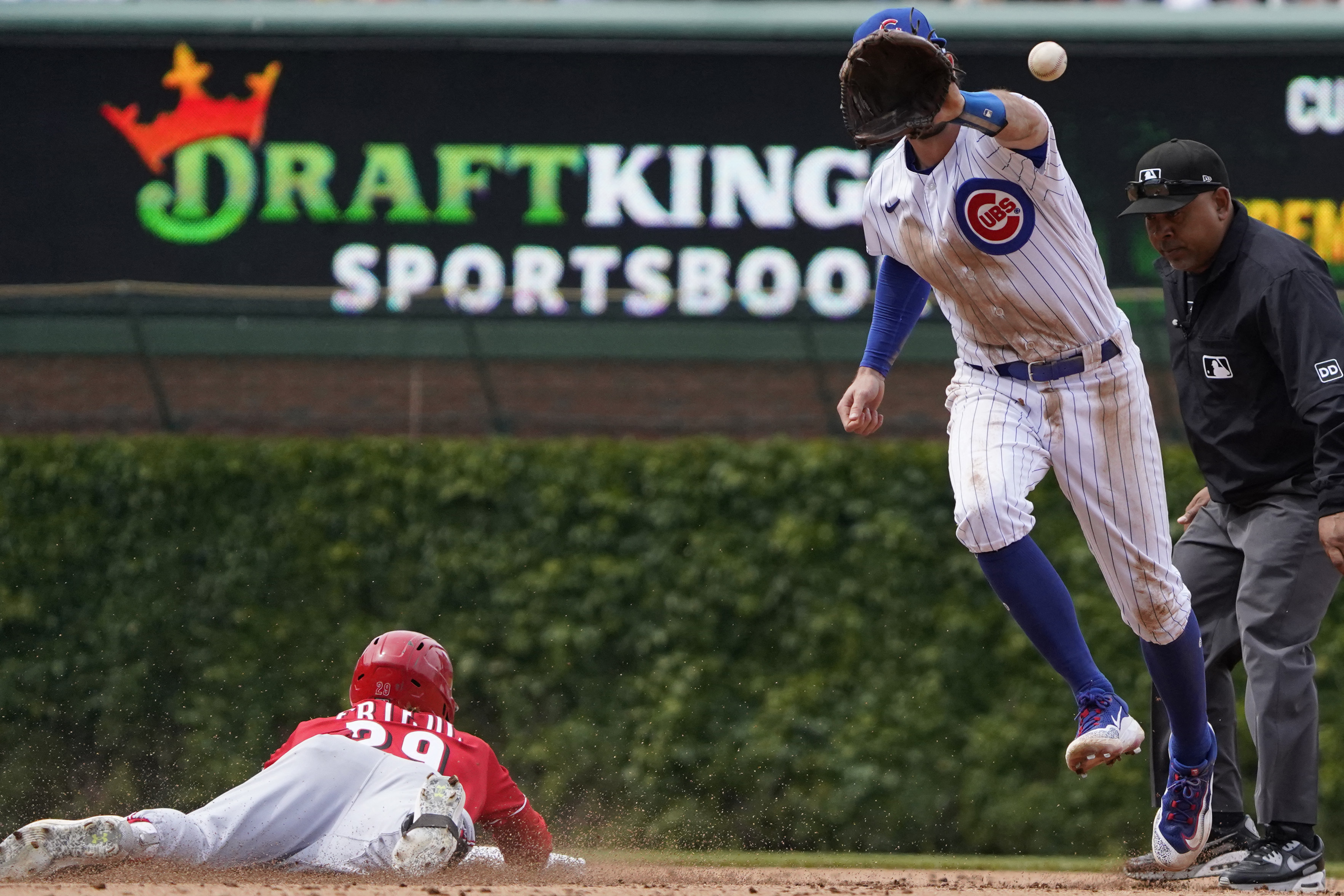 Hot-hitting Reds earn road sweep over Cubs