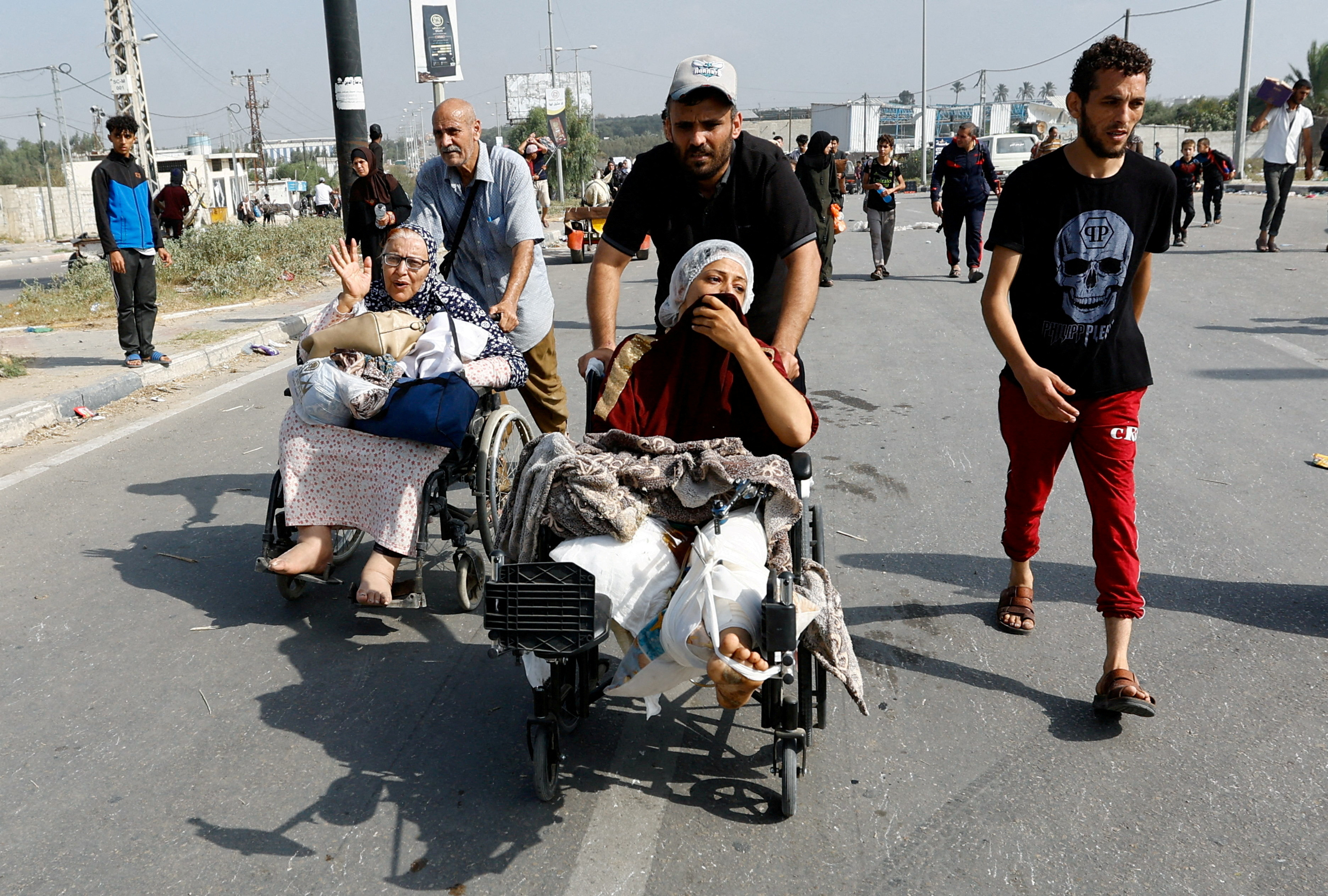 Palestinos que fogem do norte de Gaza movem-se para o sul, no centro da Faixa de Gaza