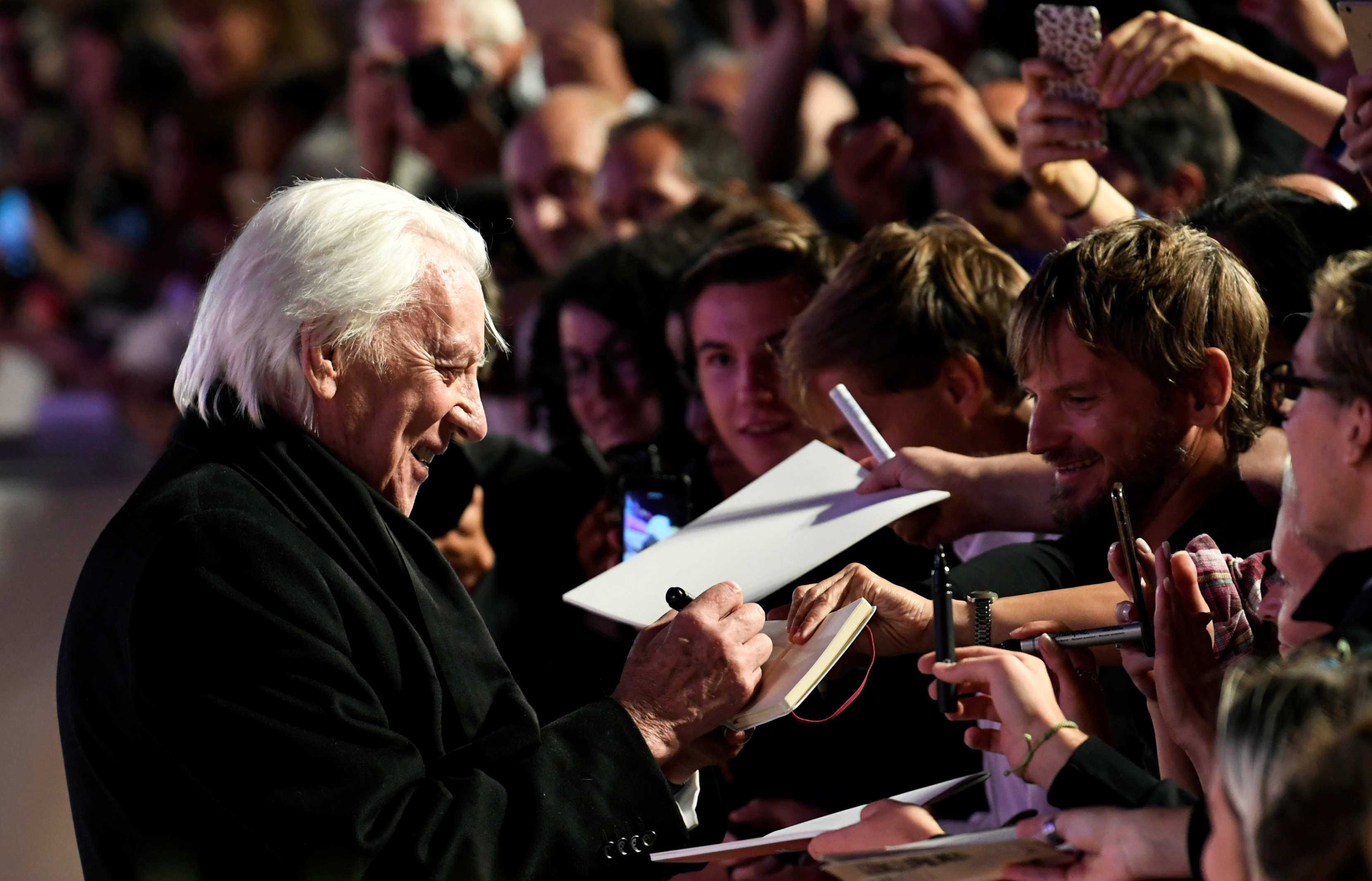 Donald Sutherland signs autographs at the Venice Film Festival in 2019.    REUTERS/Piroschka van de Wouw