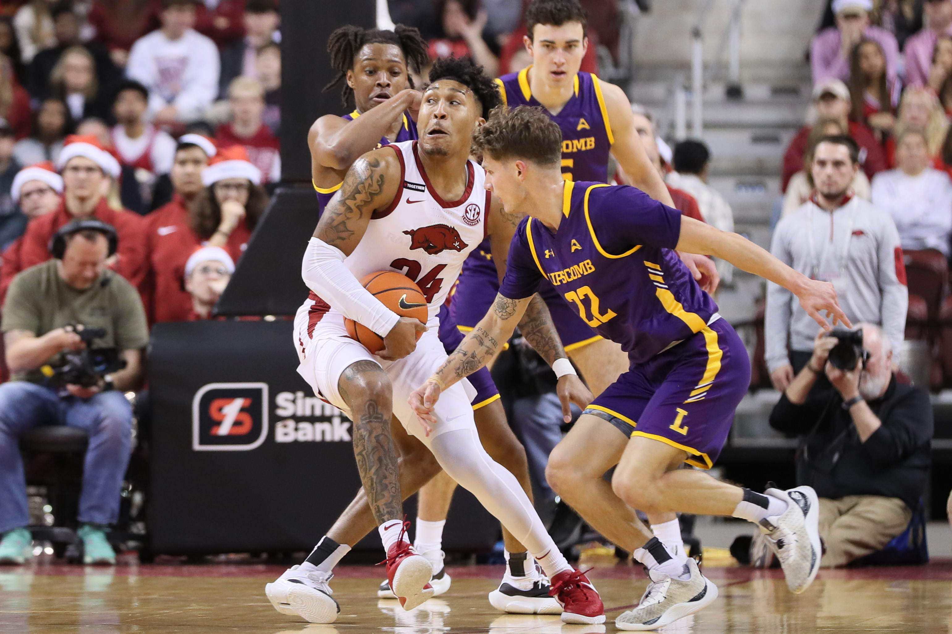 Up 20, Arkansas hangs on to beat 6966 Reuters