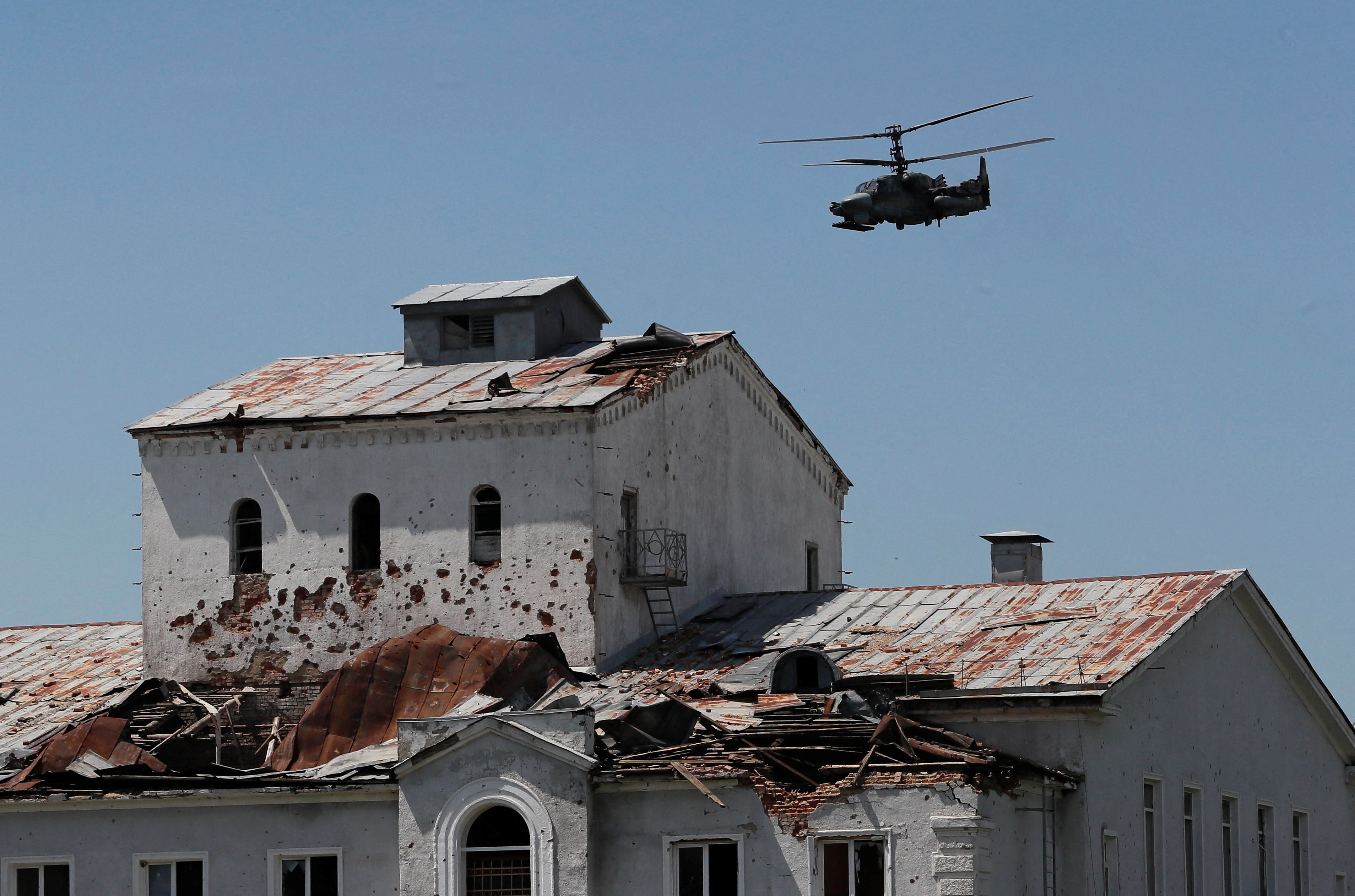 Un elicottero d'attacco russo Ka-52 "Alligator" vola a Popasna