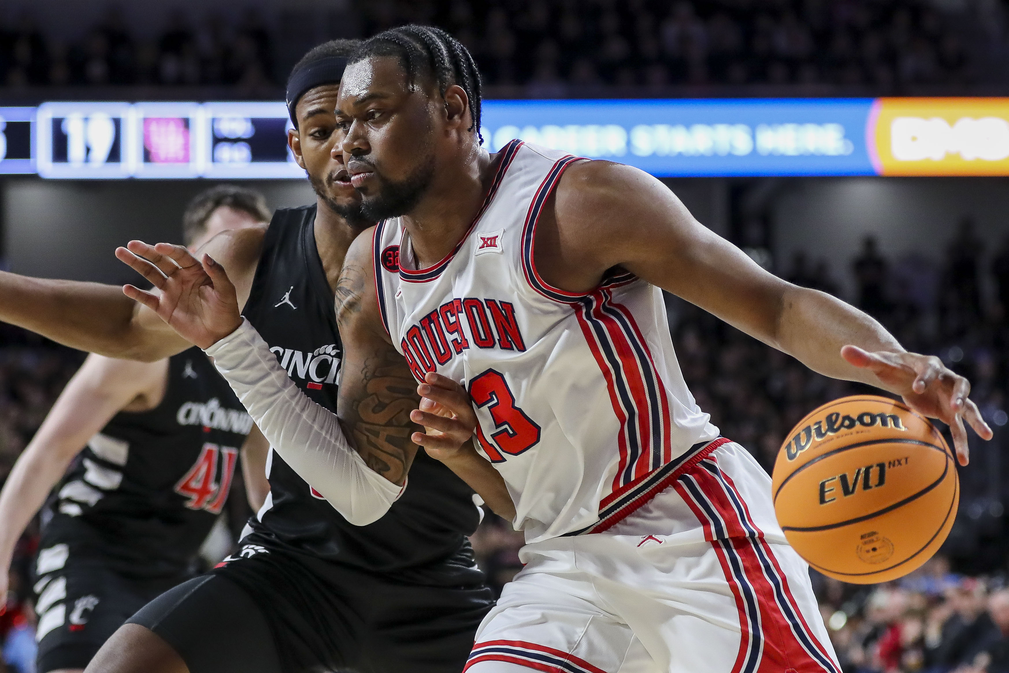 J'Wan Roberts shines as No. 5 Houston slides past Cincinnati | Reuters