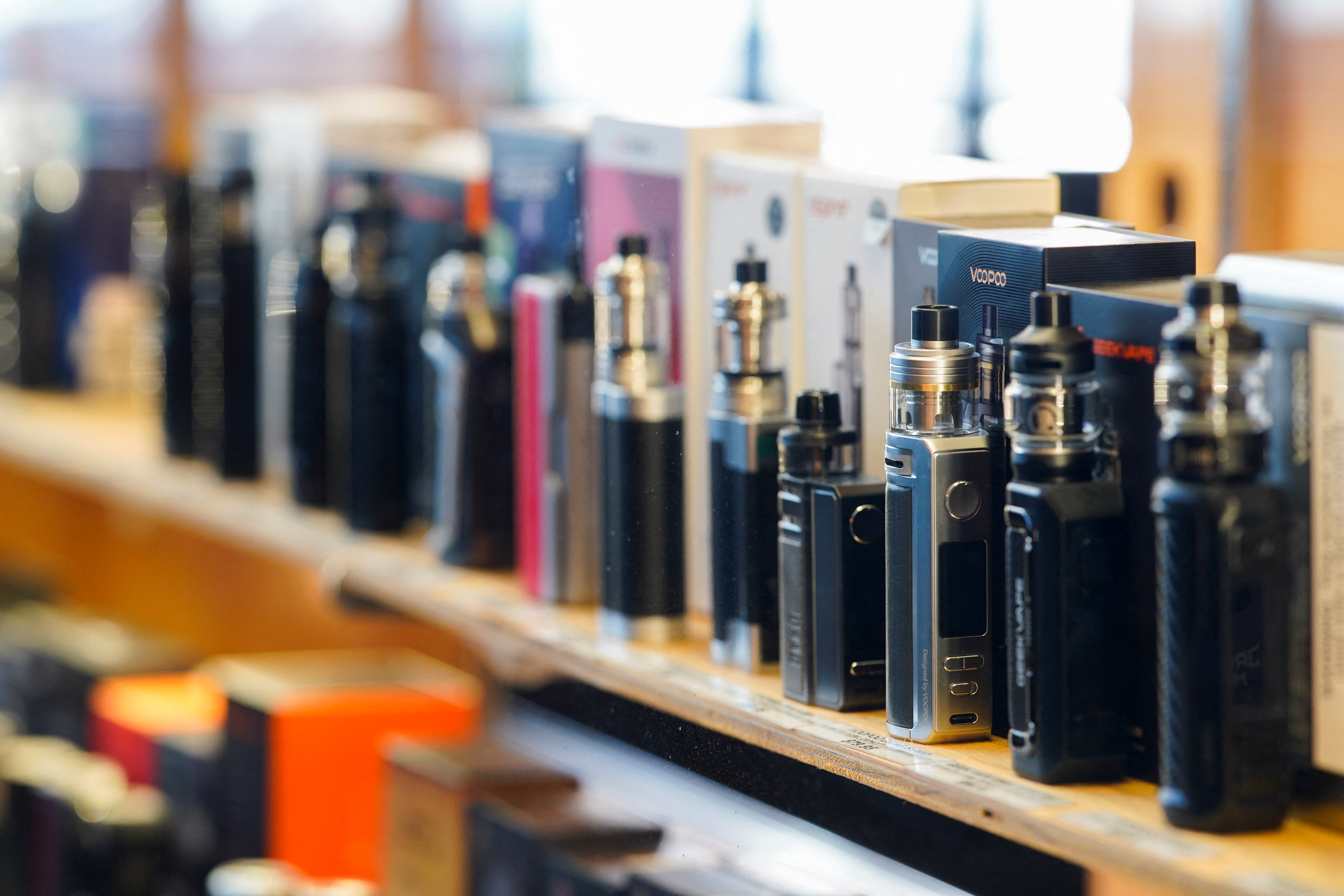 elfbar nachfüll pod läuft aus Should I Report Someone Woman Gets Caught Vaping On Plane, Says She Didn't  Mean To Australia Carrying Vapes On Airplane main image 1