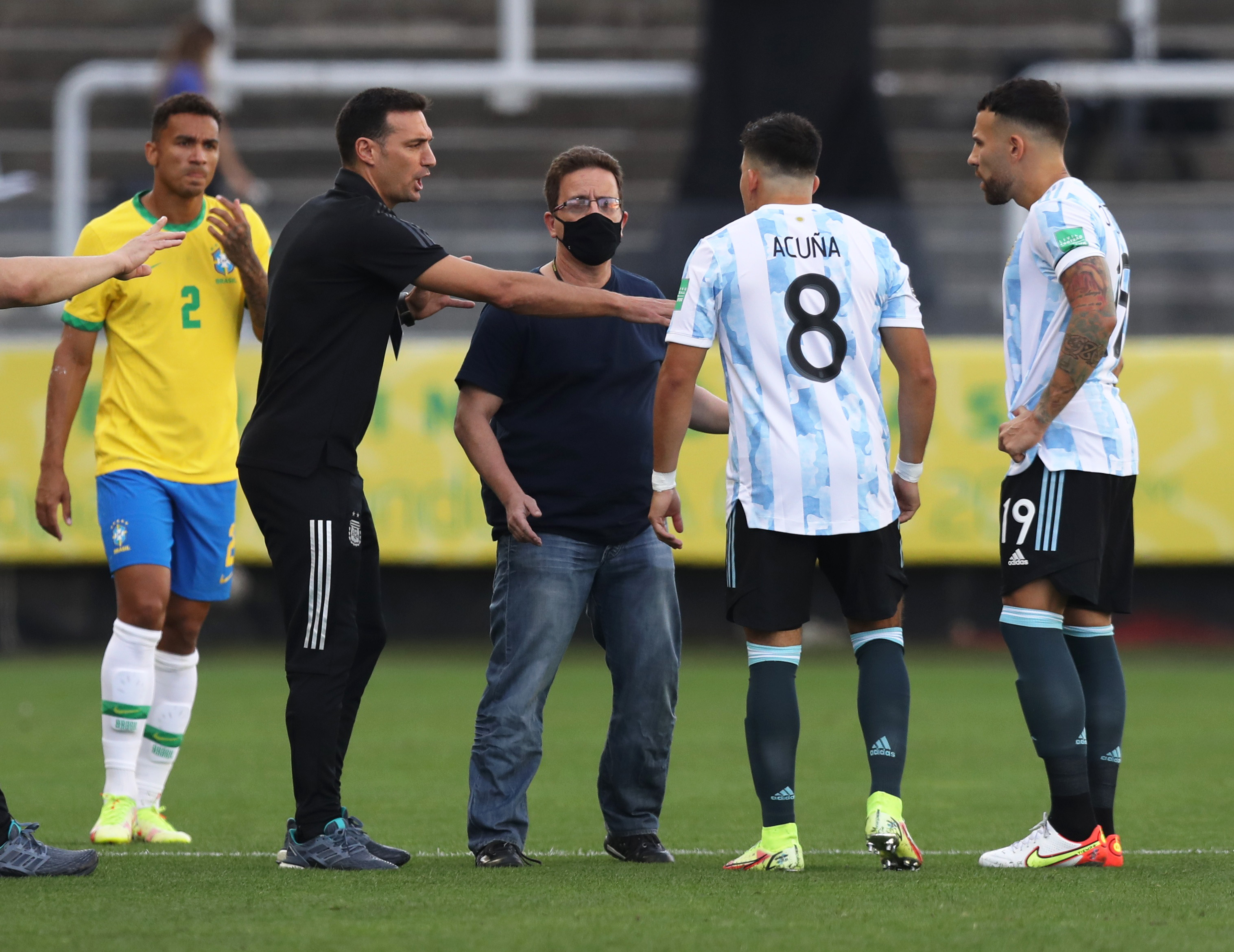 Soccer Football - World Cup - South American Qualifiers - Brazil v Argentina - Arena Corinthians, Sao Paulo, Brazil - September 5, 2021 Argentina coach Lionel Scaloni, Marcos Acuna, and Nicolas Otamendi during an interruption in play REUTERS/Amanda Perobelli
