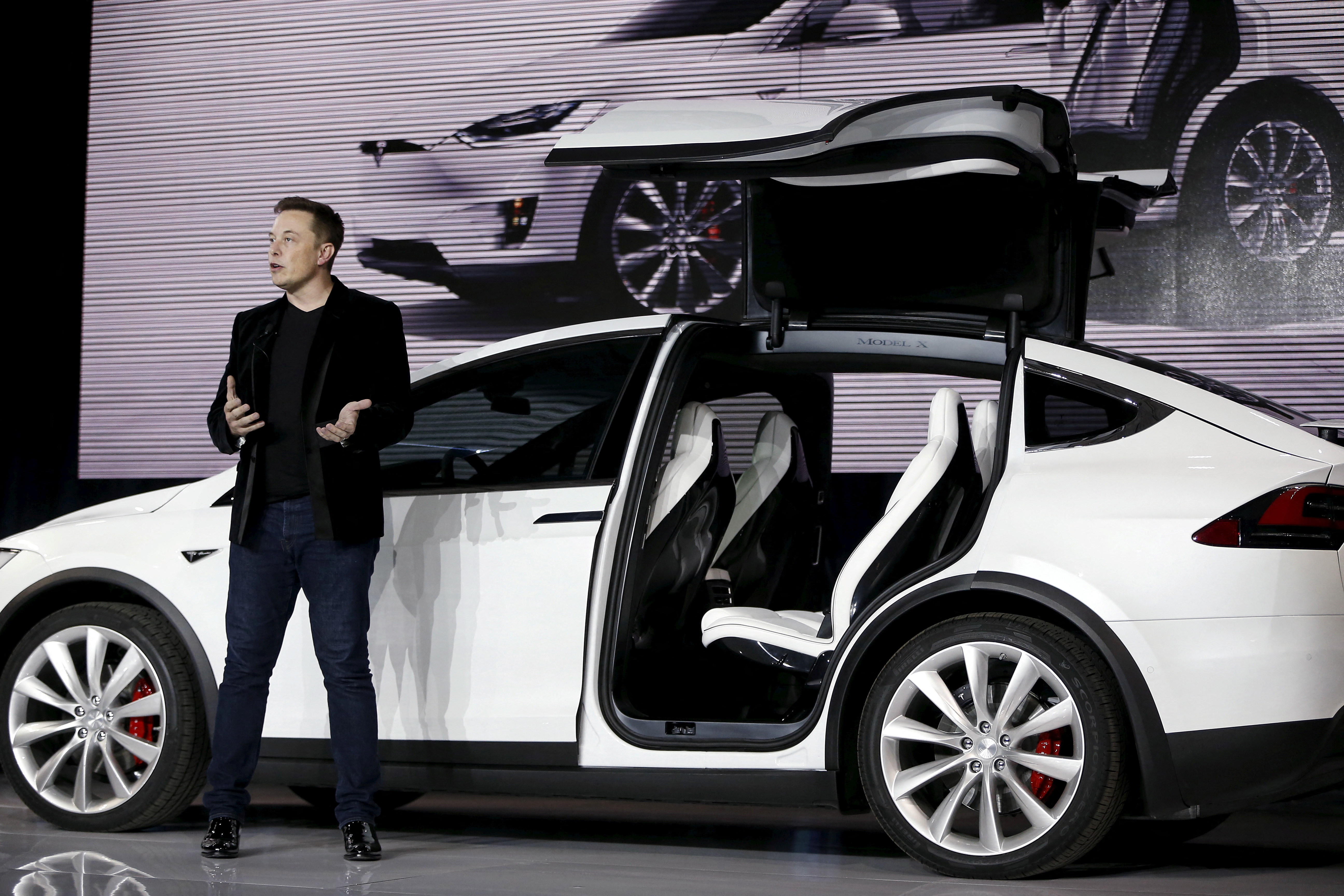 El CEO de Tesla Motors, Elon Musk, presentó los vehículos utilitarios deportivos eléctricos Model X en una presentación en Fremont, California.