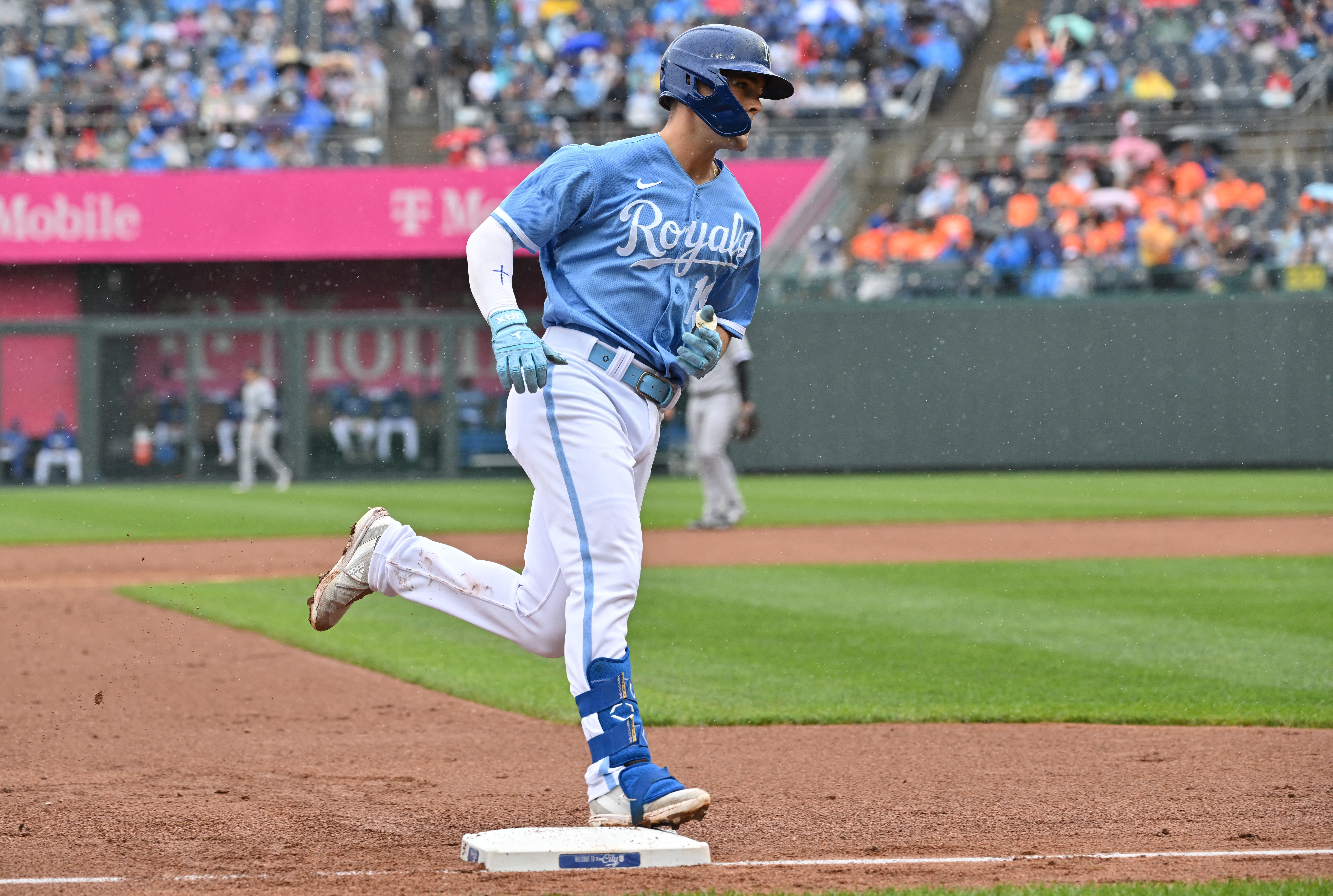 Fermin's bunt in ninth gives Royals 4-3 win over White Sox - ABC7 Chicago