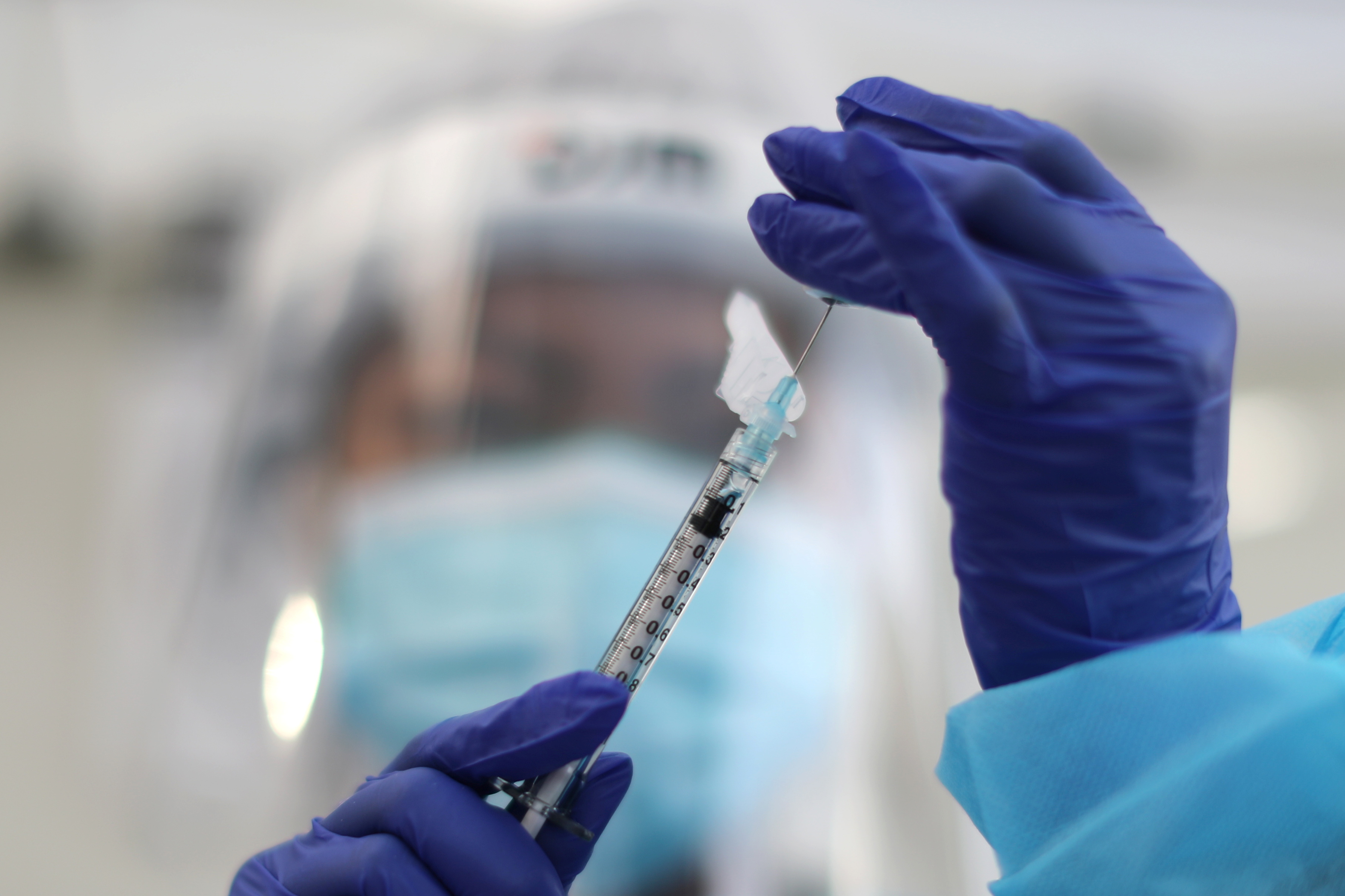 A healthcare worker prepares a Pfizer coronavirus disease (COVID-19) vaccination in Los Angeles, California, U.S., January 7, 2021. REUTERS/Lucy Nicholson