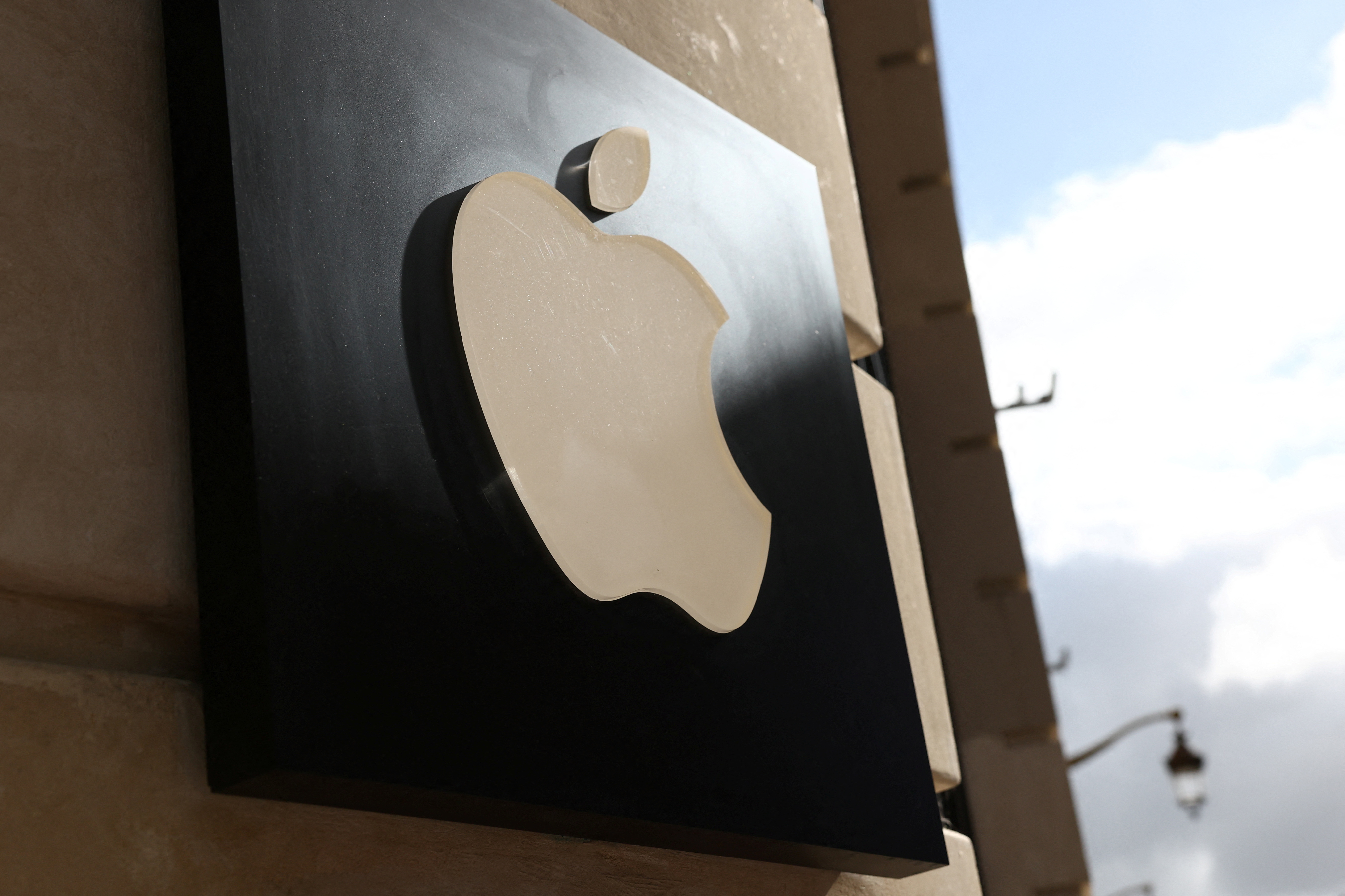 Una demanda colectiva contra Apple por las baterías del iPhone puede seguir adelante, según normas del tribunal de Londres
