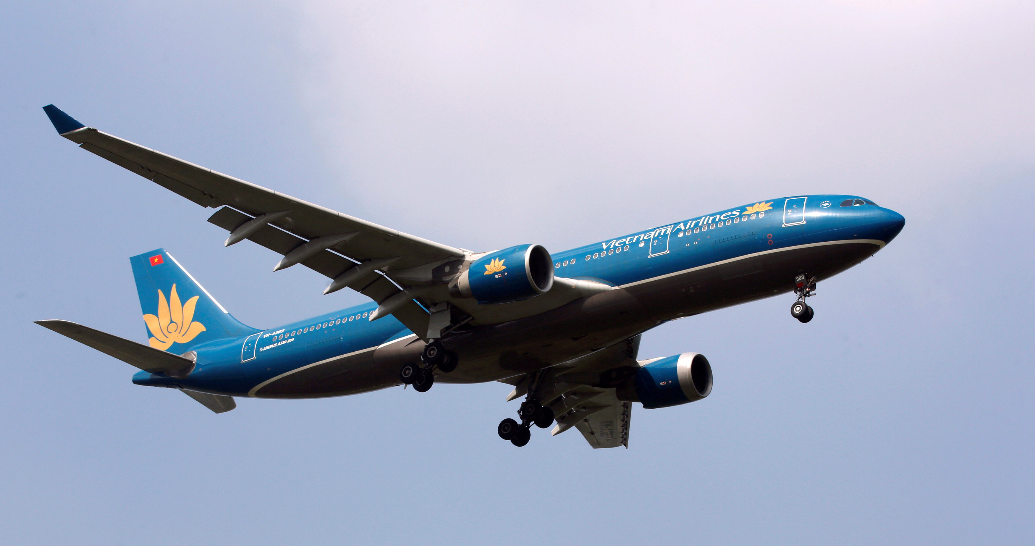 Vietnam Airlines to suspend regular flights to Russia from March 25 |  Reuters