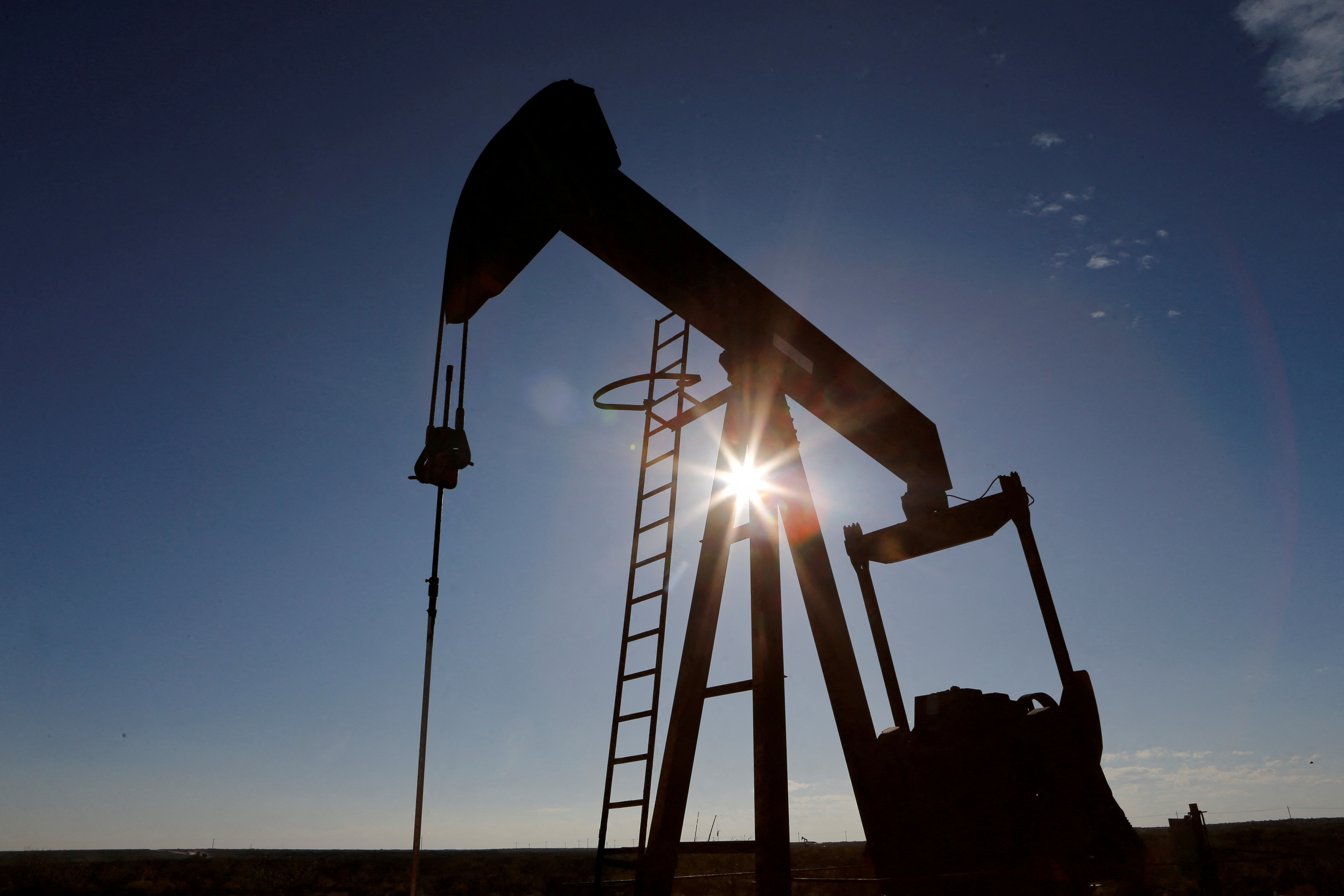 世界の石油市場は来年かなり均衡、小幅供給超過に＝ビトル