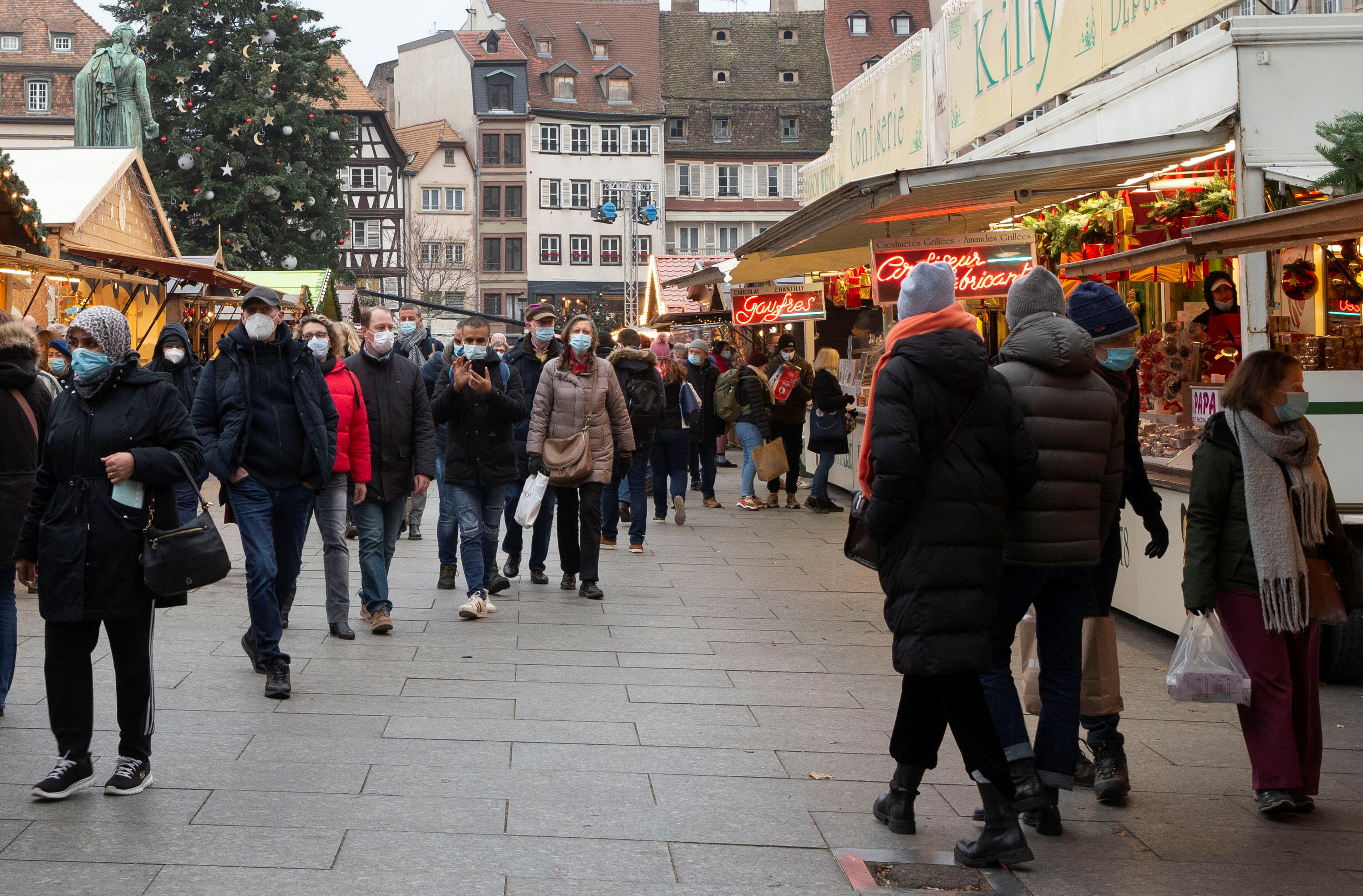 Посетителите носат маски за да ги почитуваат правилата за заштита од СОВИД-19 на божиќниот пазар на плоштадот Плејс Клебер во Стразбур, Франција, 26 ноември 2021 година. REUTERS/Arnd Wiegmann