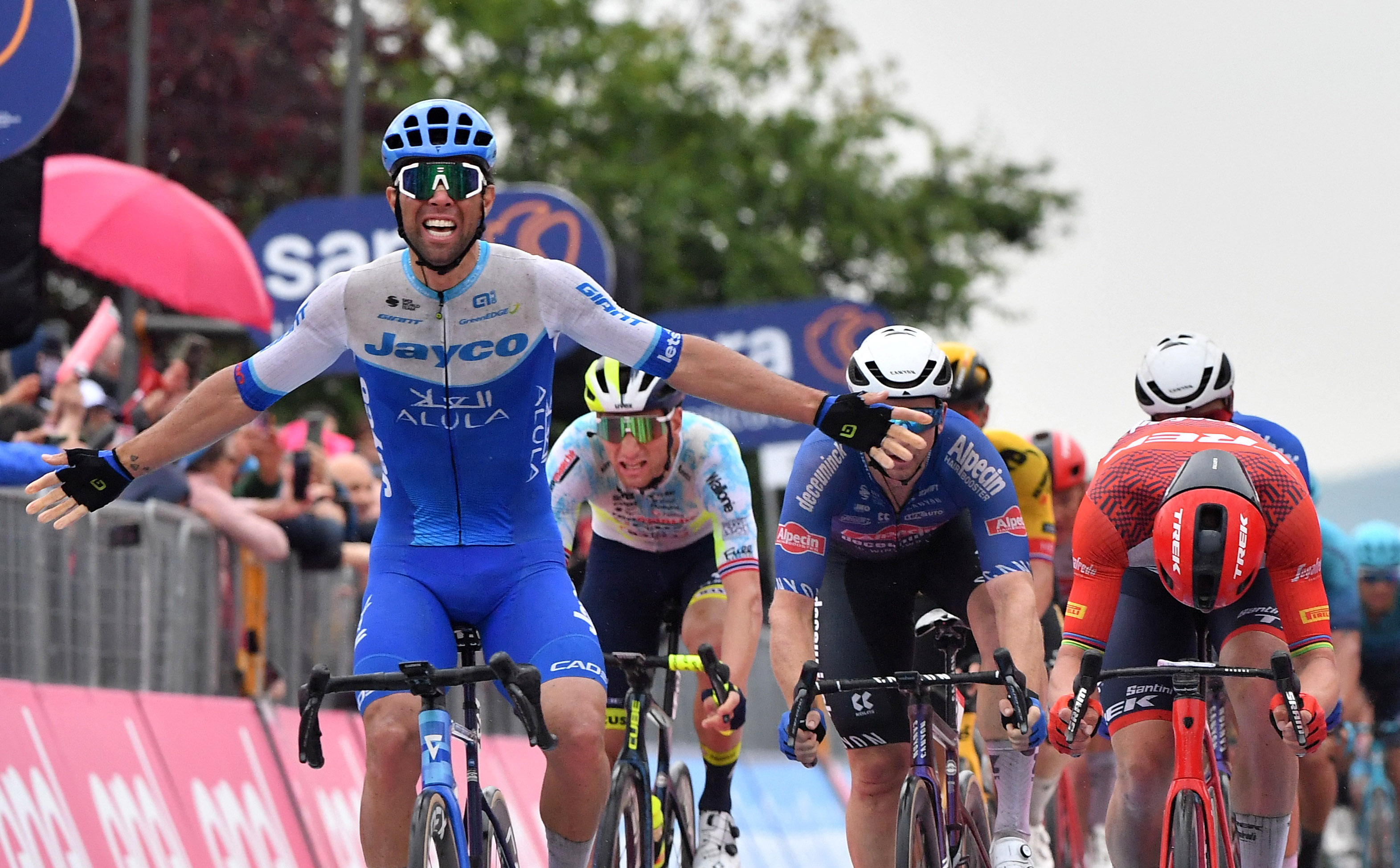 Matthews wins stage three of Giro d Italia Evenepoel extends lead