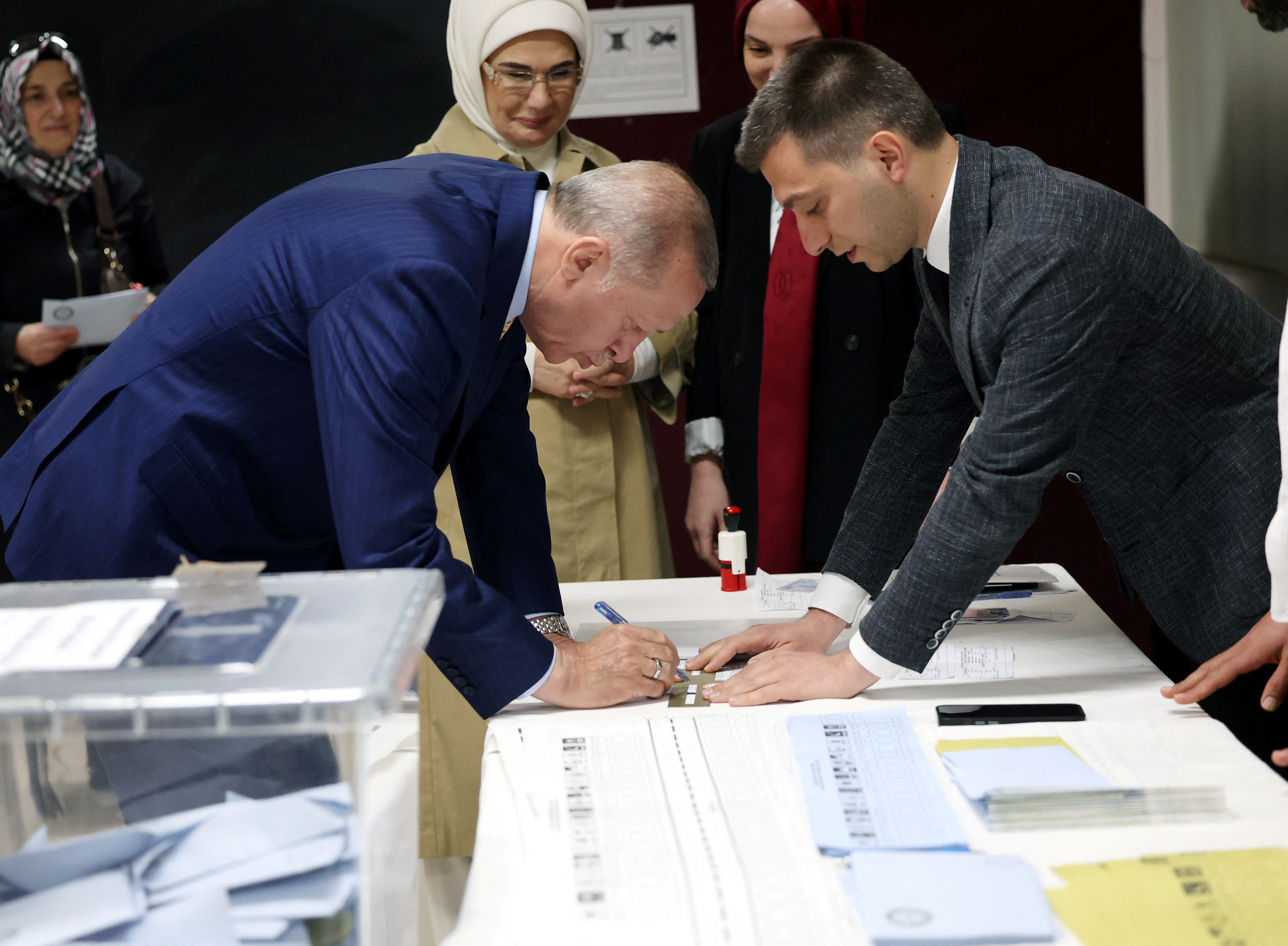तुर्की के राष्ट्रपति तैयप एर्दोगन ने इस्तांबुल में अपना वोट डाला