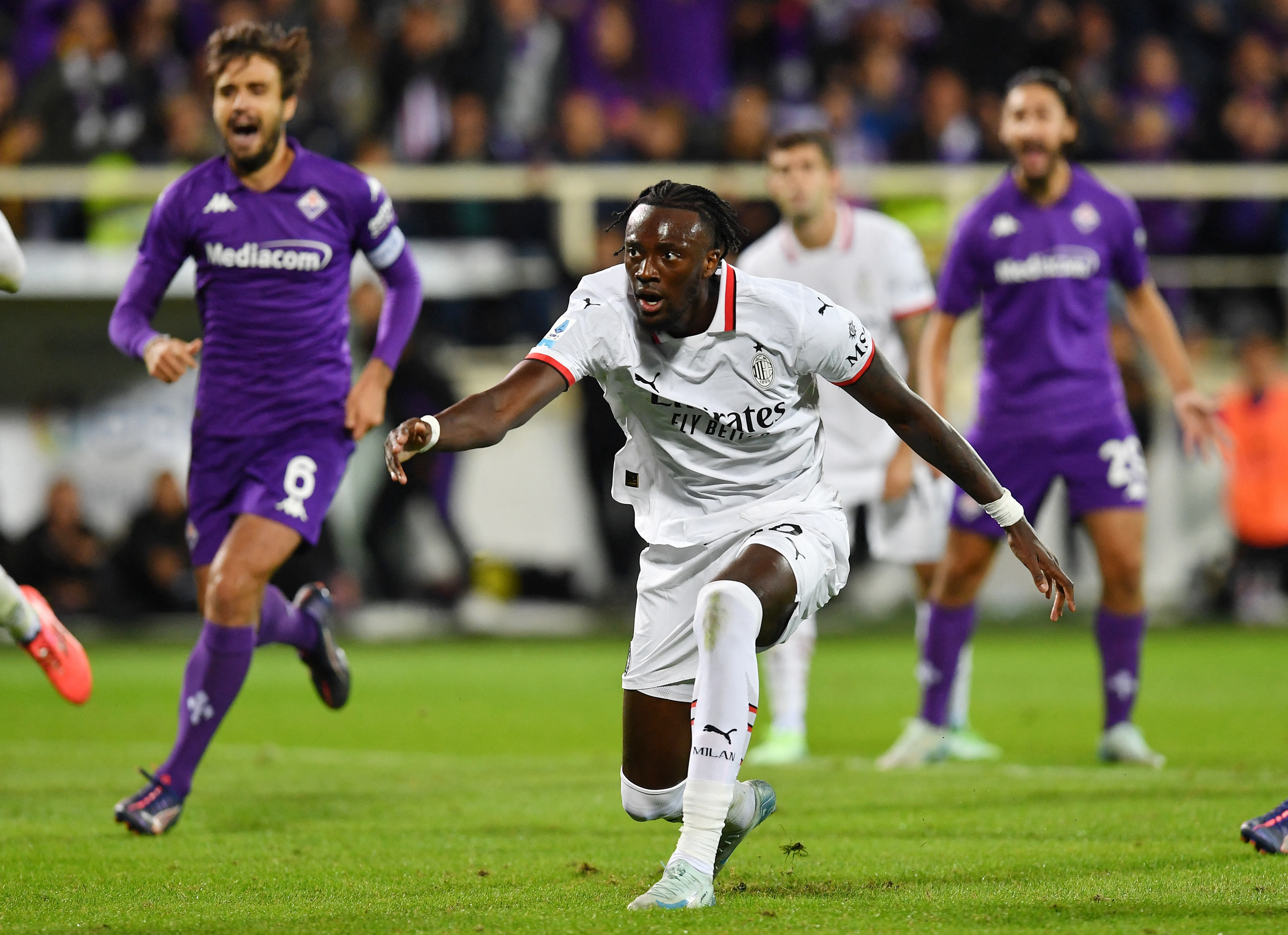 Missed penalties haunt Milan as De Gea helps Fiorentina seal 2-1