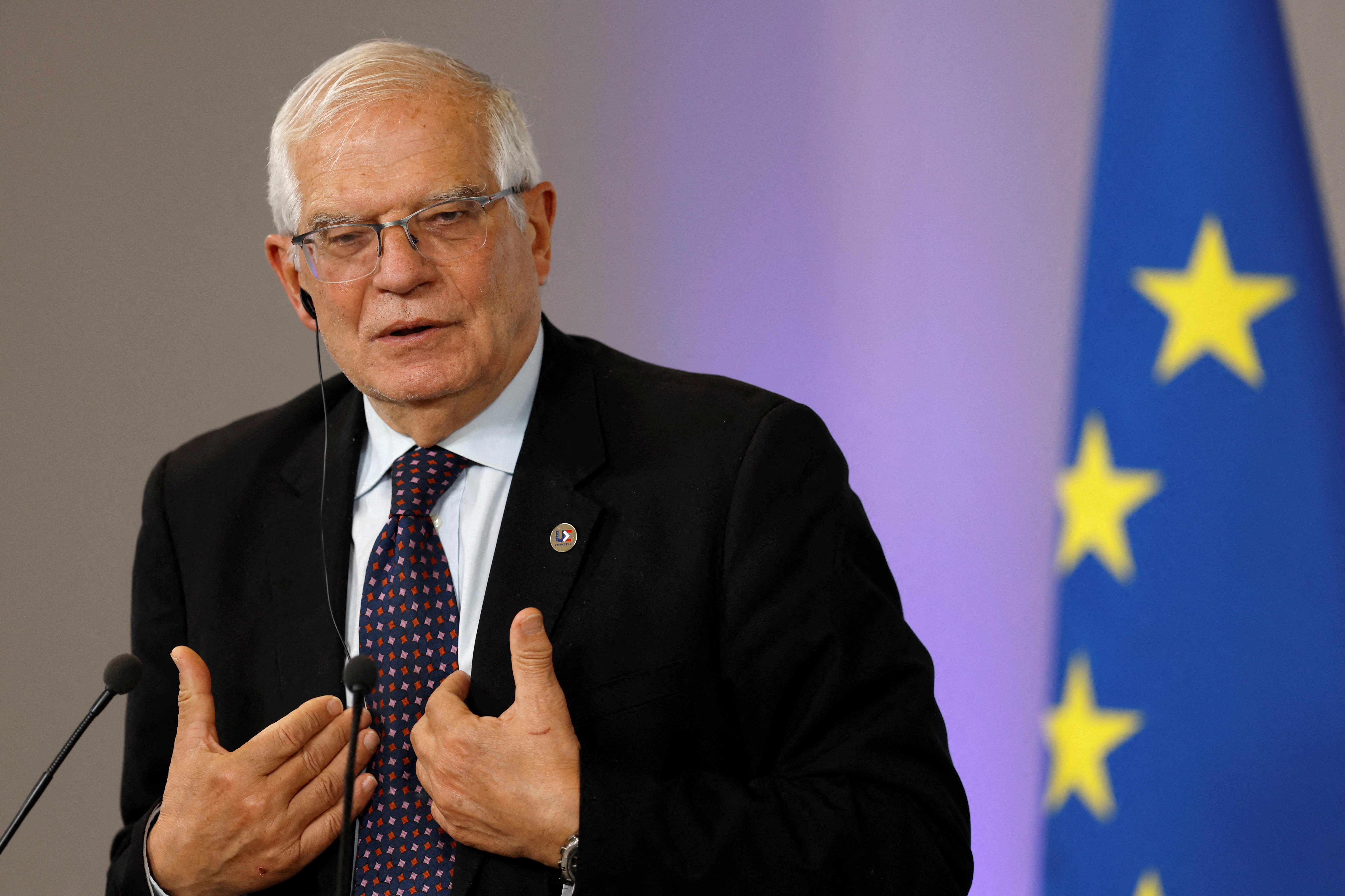 Ο Ύπατος Εκπρόσωπος της Ευρωπαϊκής Ένωσης για θέματα Εξωτερικής Πολιτικής και Πολιτικής Ασφάλειας Josep Borrell χειρονομεί κατά τη διάρκεια μιας κοινής συνέντευξης Τύπου με τον Γάλλο Υπουργό Ευρώπης και Εξωτερικών Jean-Yves Le Drian (δεν εμφανίζεται) στο πλαίσιο άτυπης συνάντησης των Υπουργών Εξωτερικών της Ευρωπαϊκής Ένωσης (Gymnich) στη Βρέστη, στη δυτική Γαλλία, 14 Ιανουαρίου 2022. REUTERS/Stephane Mahe