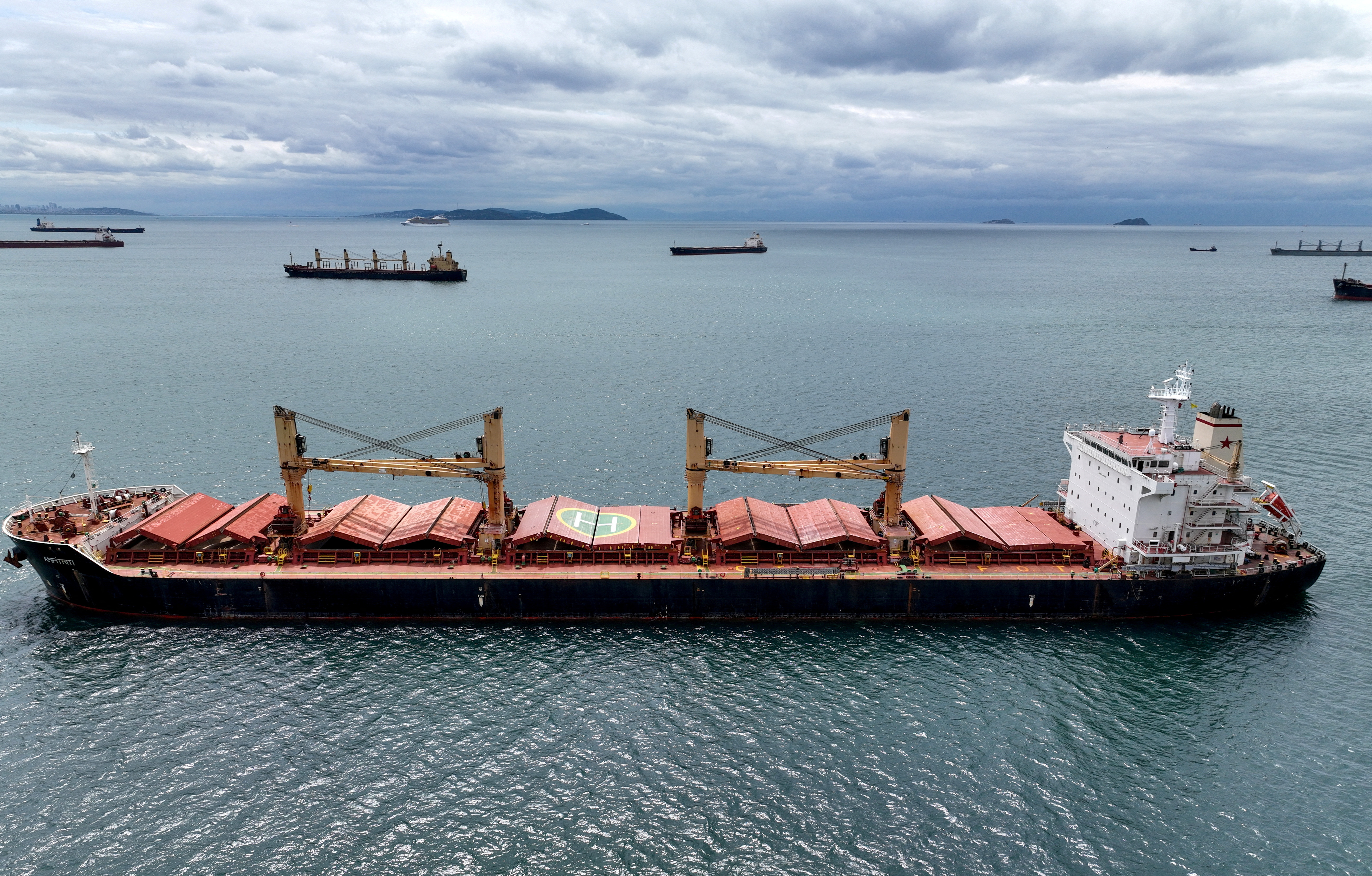 Amfitriti, un granelero que forma parte del acuerdo de granos del Mar Negro, y otros buques comerciales esperan para pasar el estrecho del Bósforo frente a las costas de Yenikapi en Estambul