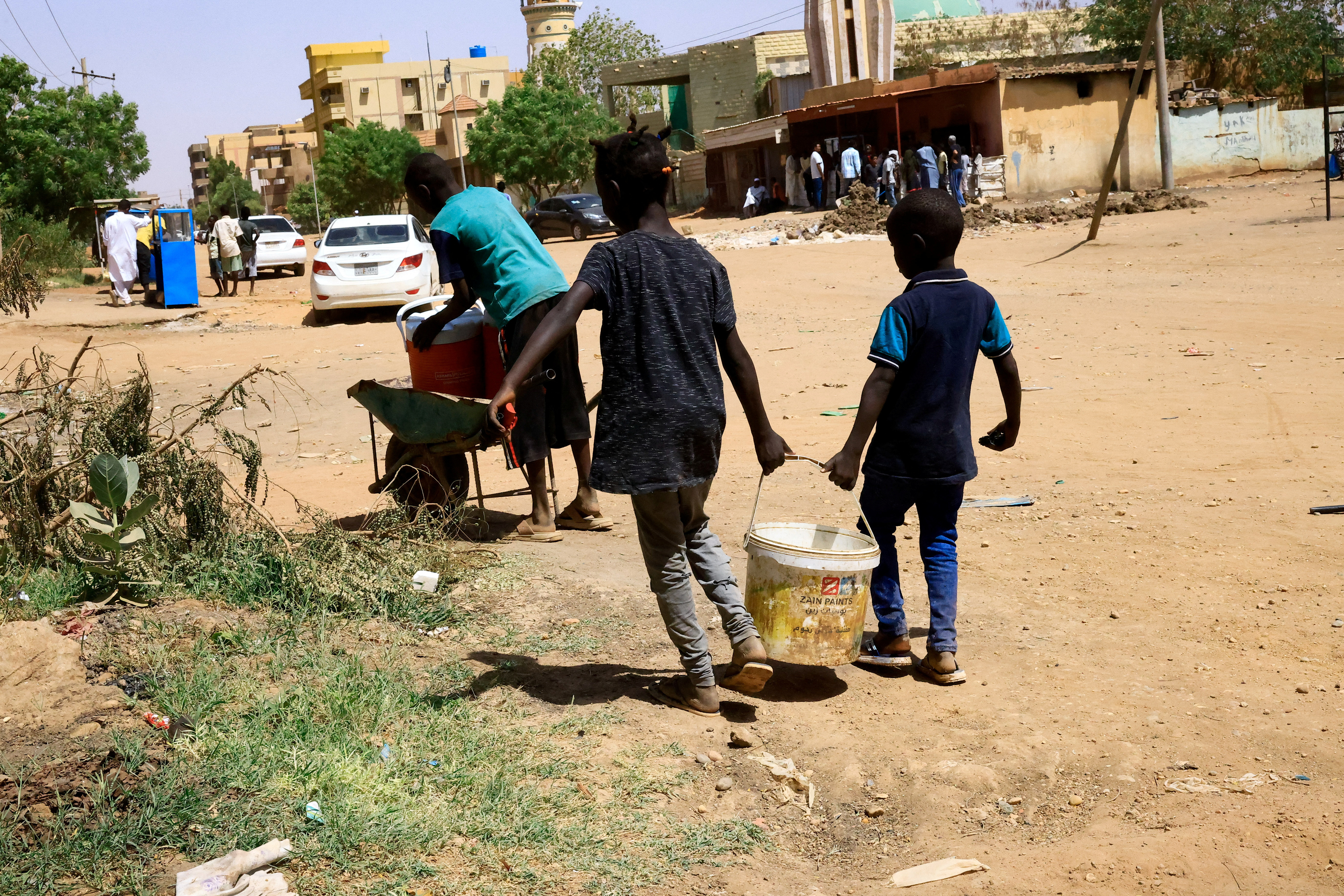 الجيش السوداني يتعهد بالمساعدة في عملية إجلاء الرعايا الأجانب