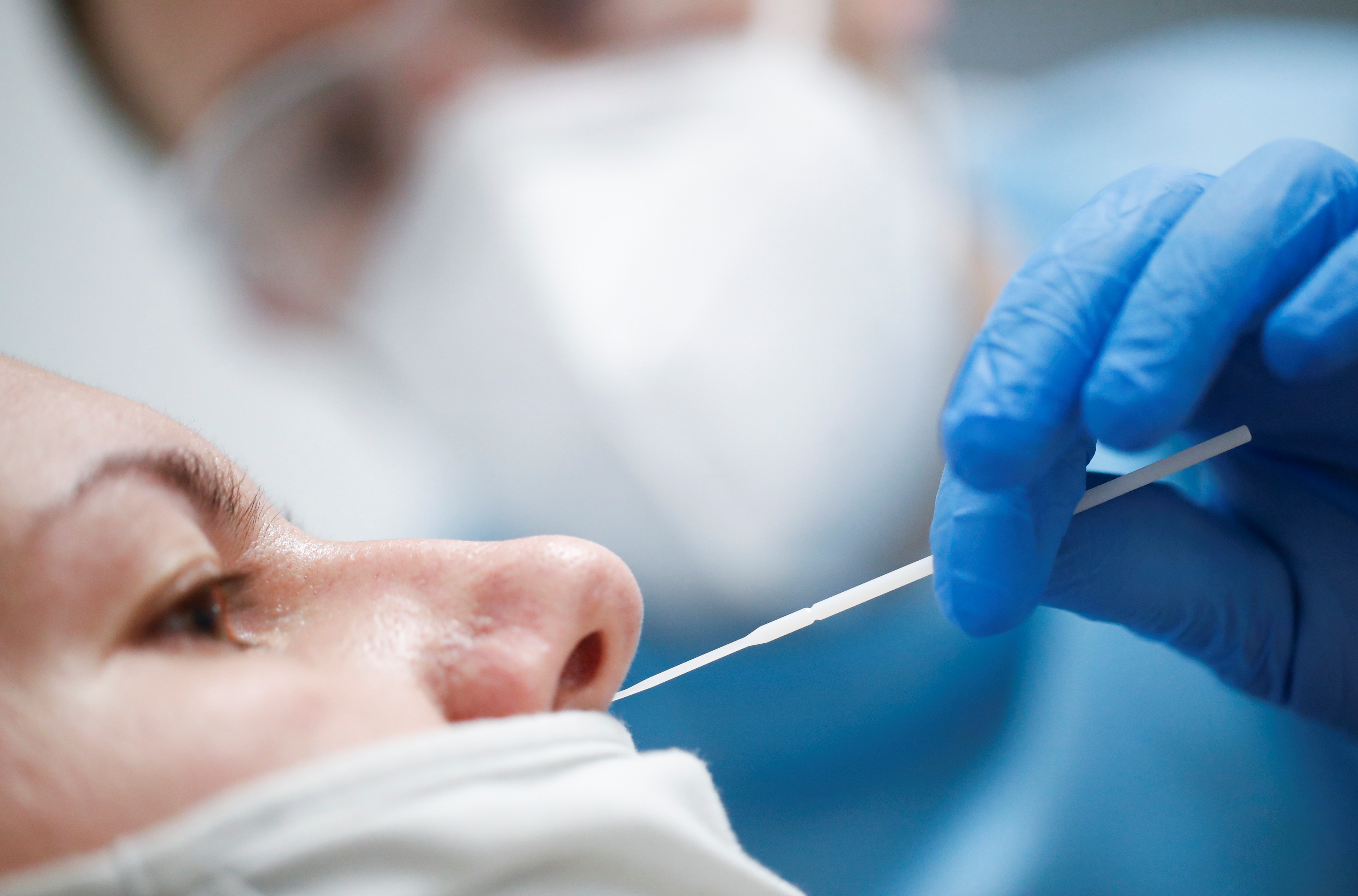 Francois, un traballador médico, administra un hisopo nasal a un paciente nun centro de probas de enfermidades por coronavirus (COVID-19) en Noyal-Chatillon-sur-Seiche preto de Rennes, Francia, o 01 de decembro de 2021. REUTERS/Stephane Mahe
