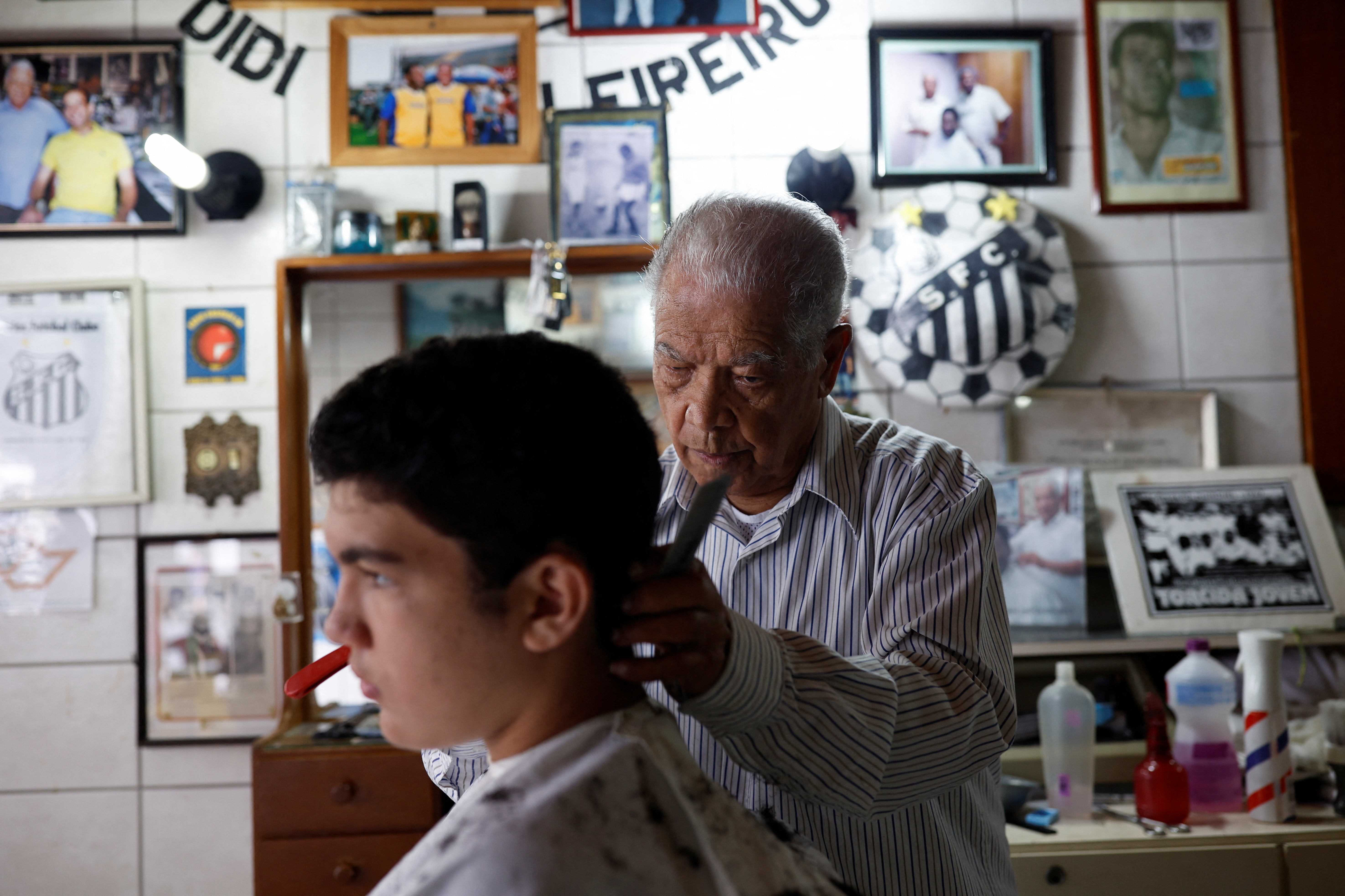 Long-time barber mourns death of soccer hero Pele