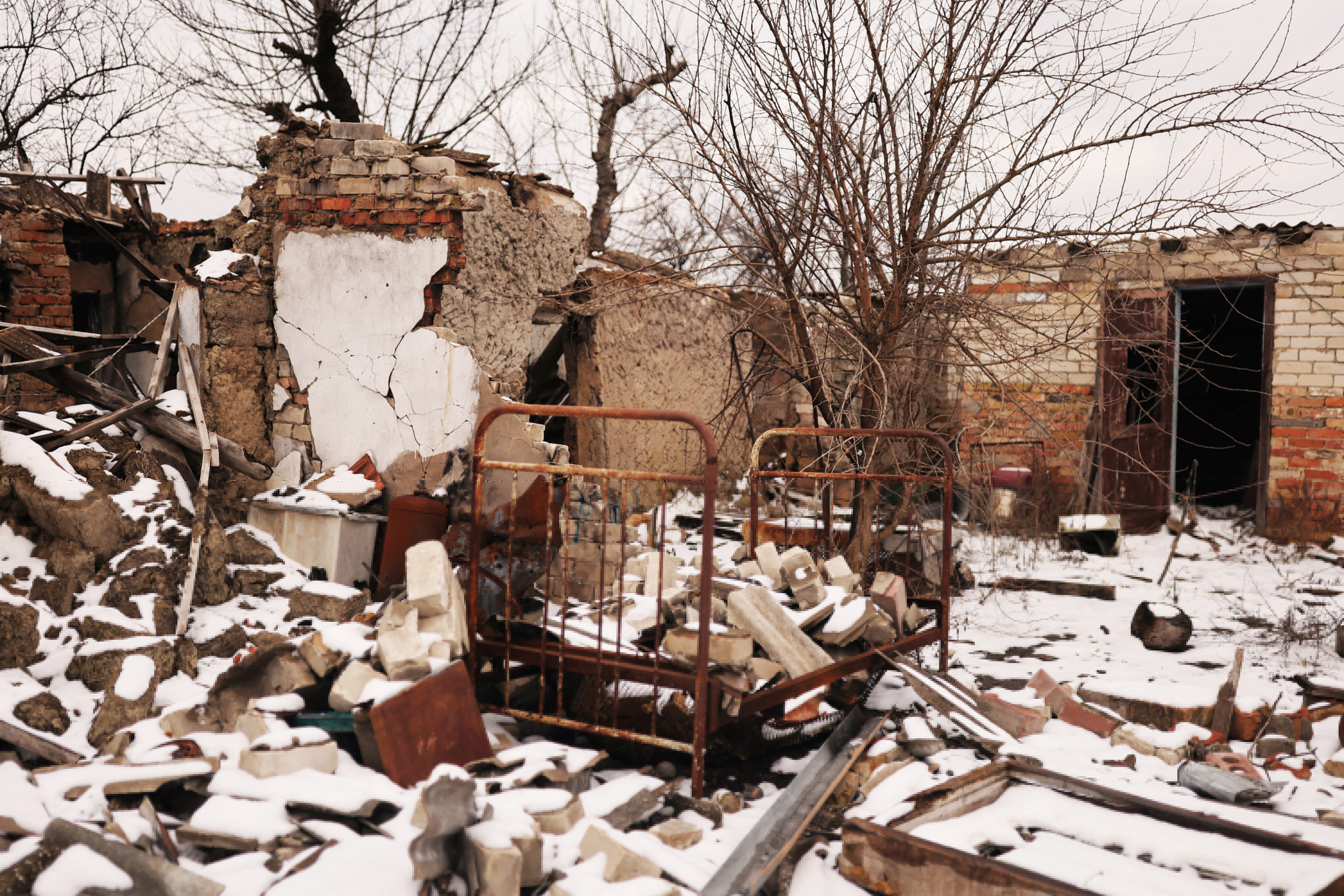 Una cama es fotografiada en una casa destruida durante los meses de ocupación rusa en el pueblo de Posad-Pokrovske, al noroeste de Kherson, Ucrania