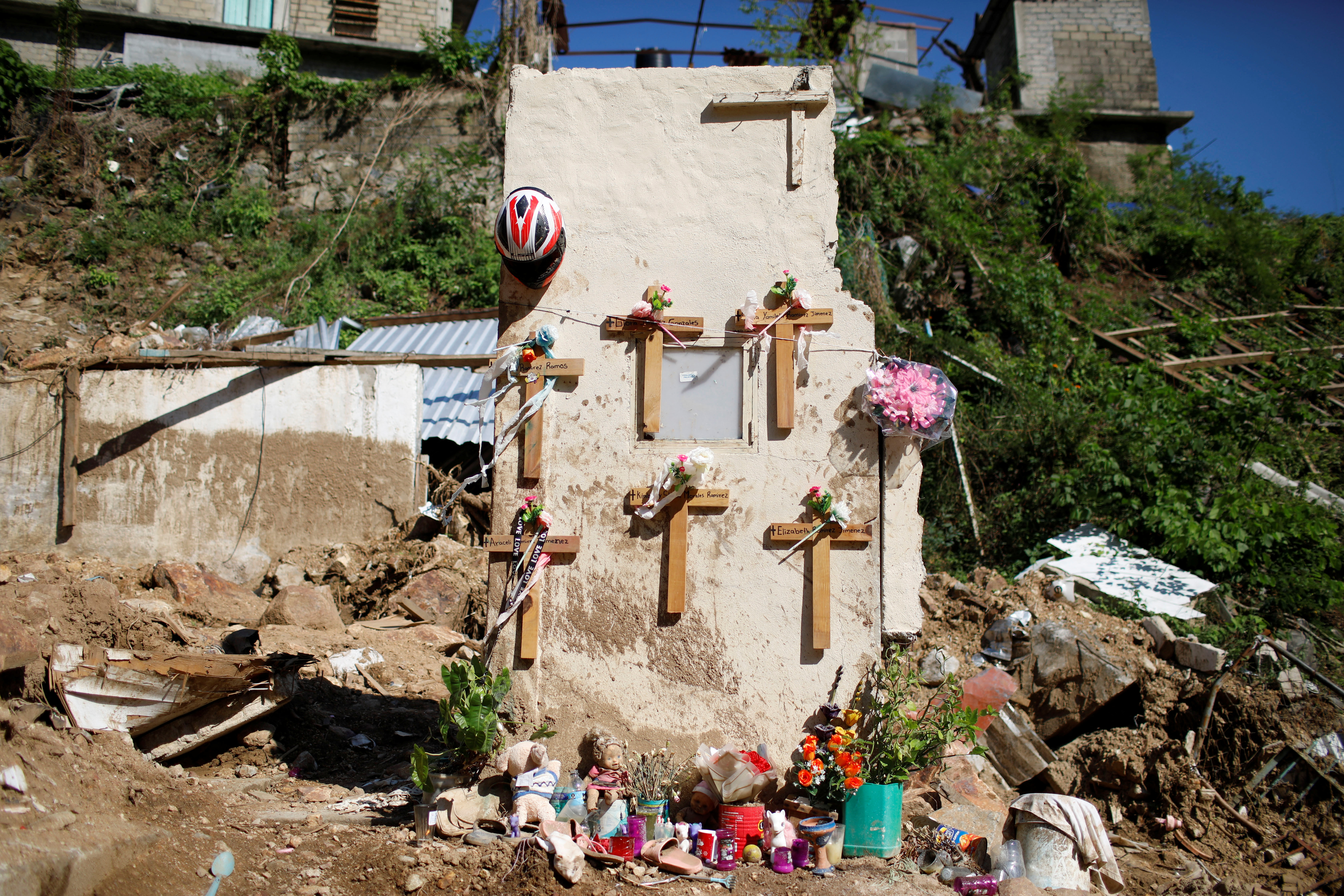 Slow Acapulco recovery after hurricane fans fears over livelihoods