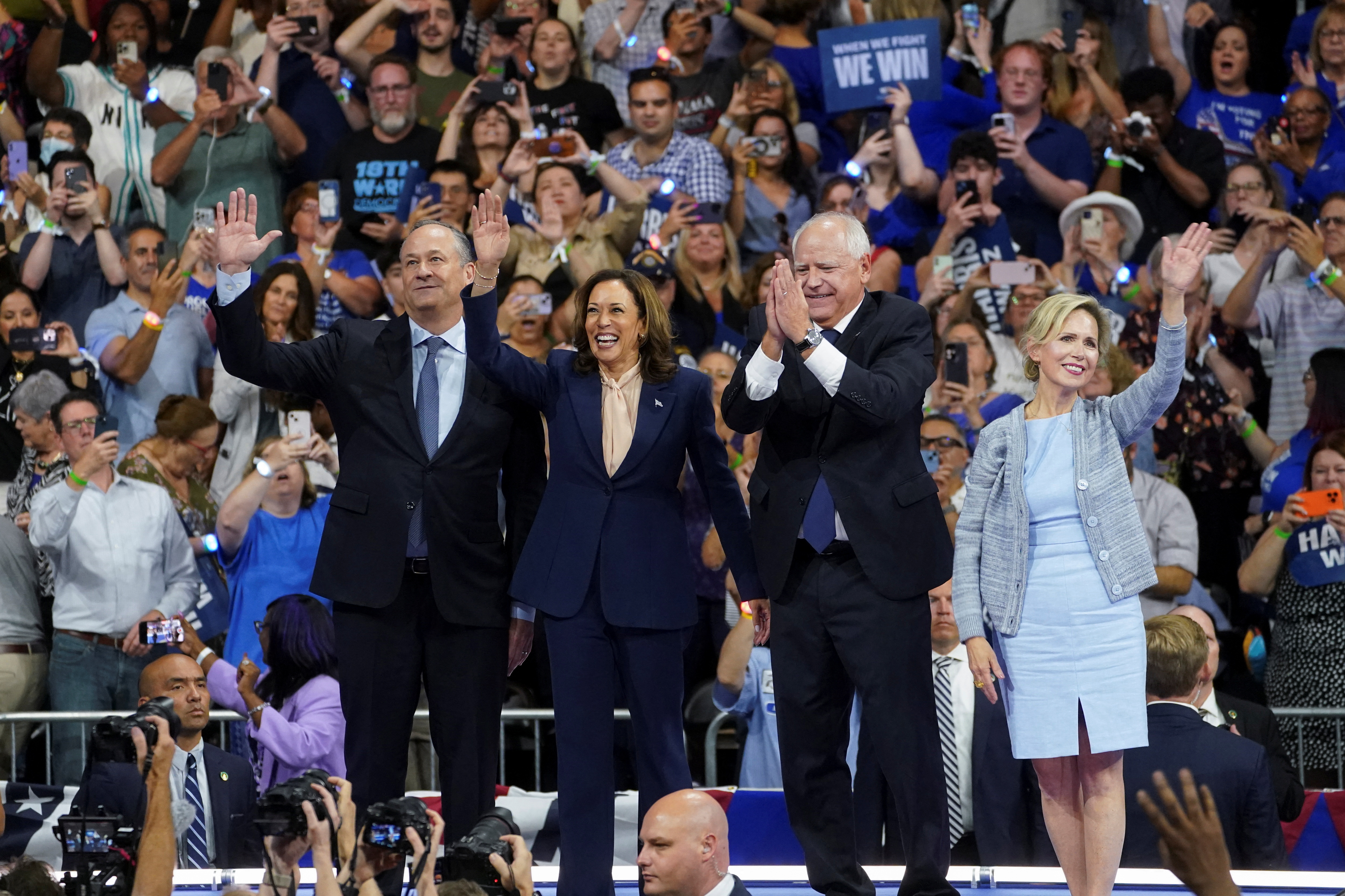 La vicepresidenta estadounidense y candidata presidencial demócrata, Kamala Harris, celebra un mitin con su candidato a vicepresidente en Filadelfia