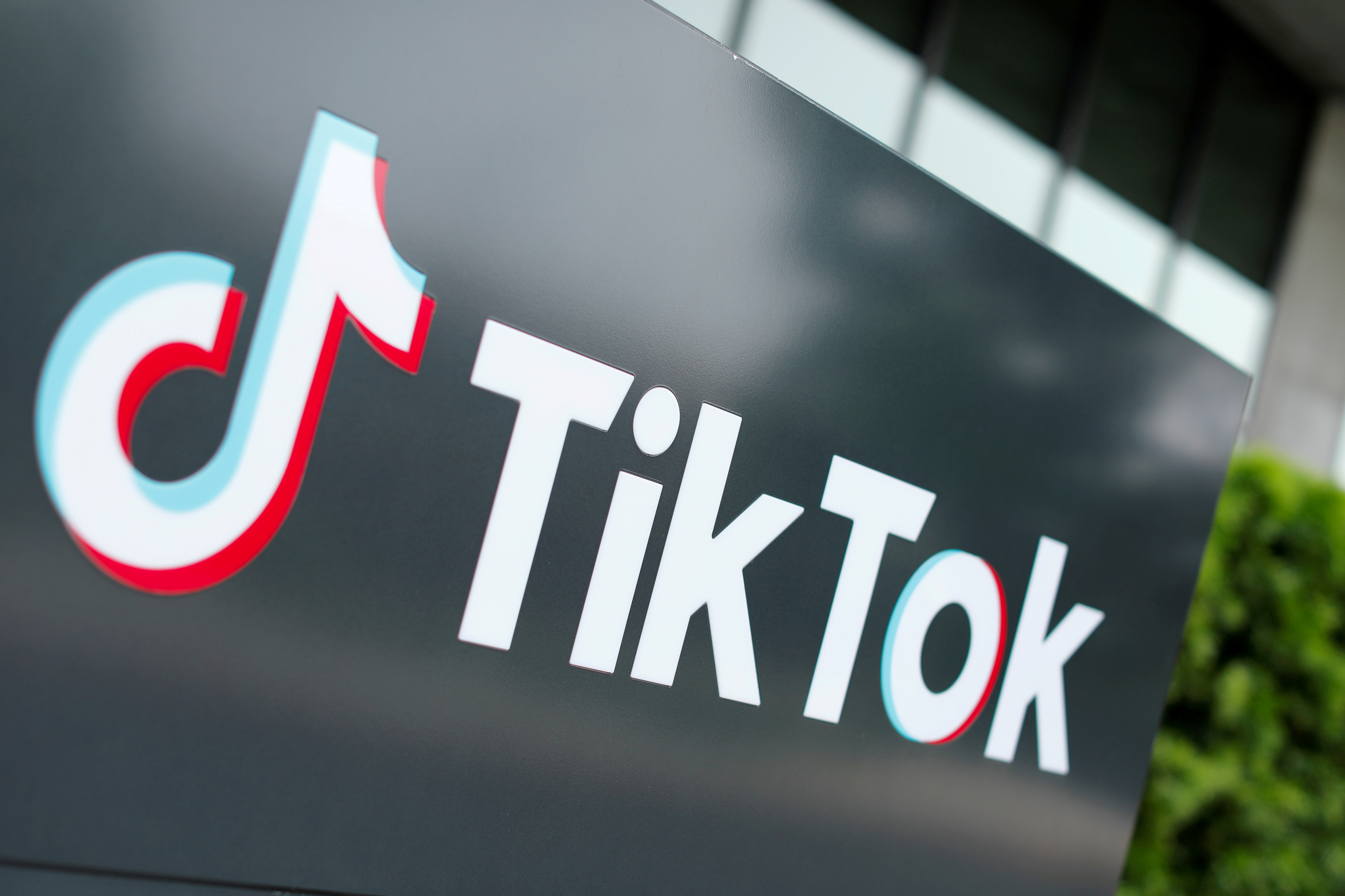 The TikTok logo is pictured outside the company's U.S. head office in Culver City, California, U.S.,  September 15, 2020.   REUTERS/Mike Blake