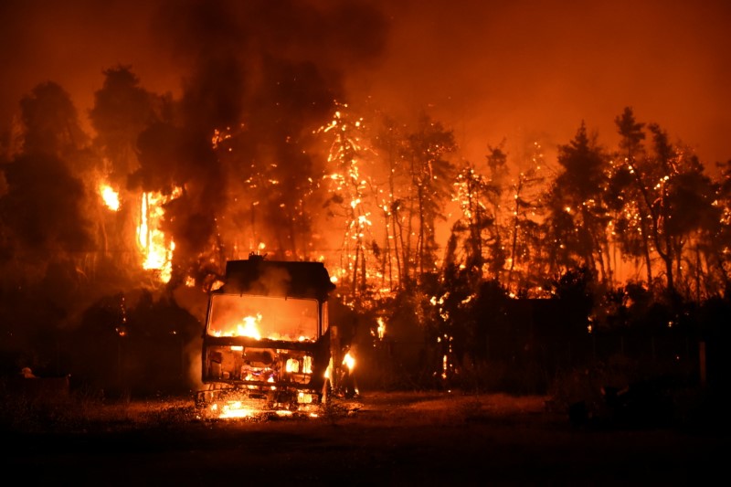 7 اگست 2021 کو یونان کے ایویا جزیرے کے وسیلیکا گاؤں میں جنگل کی آگ بھڑک اٹھی۔ 7 اگست 2021 کو لی گئی تصویر۔