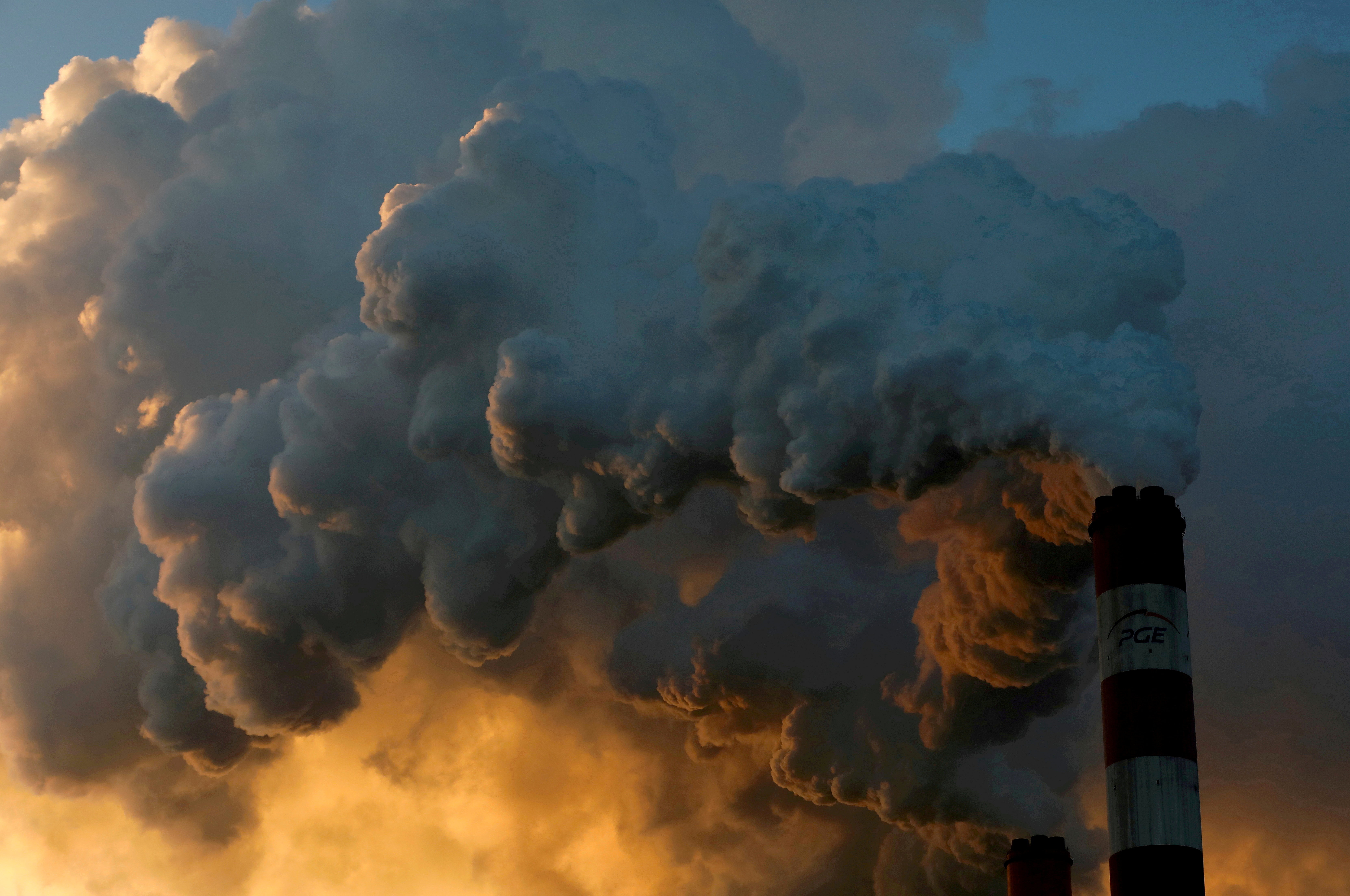 Fumaça e vapor emanam da Central Elétrica de Belgado, a maior usina de carvão da Europa perto de Belgado, Polônia.  Foto tirada em 28 de novembro de 2018.  REUTERS / Kacper Pempel / Arquivo de fotos