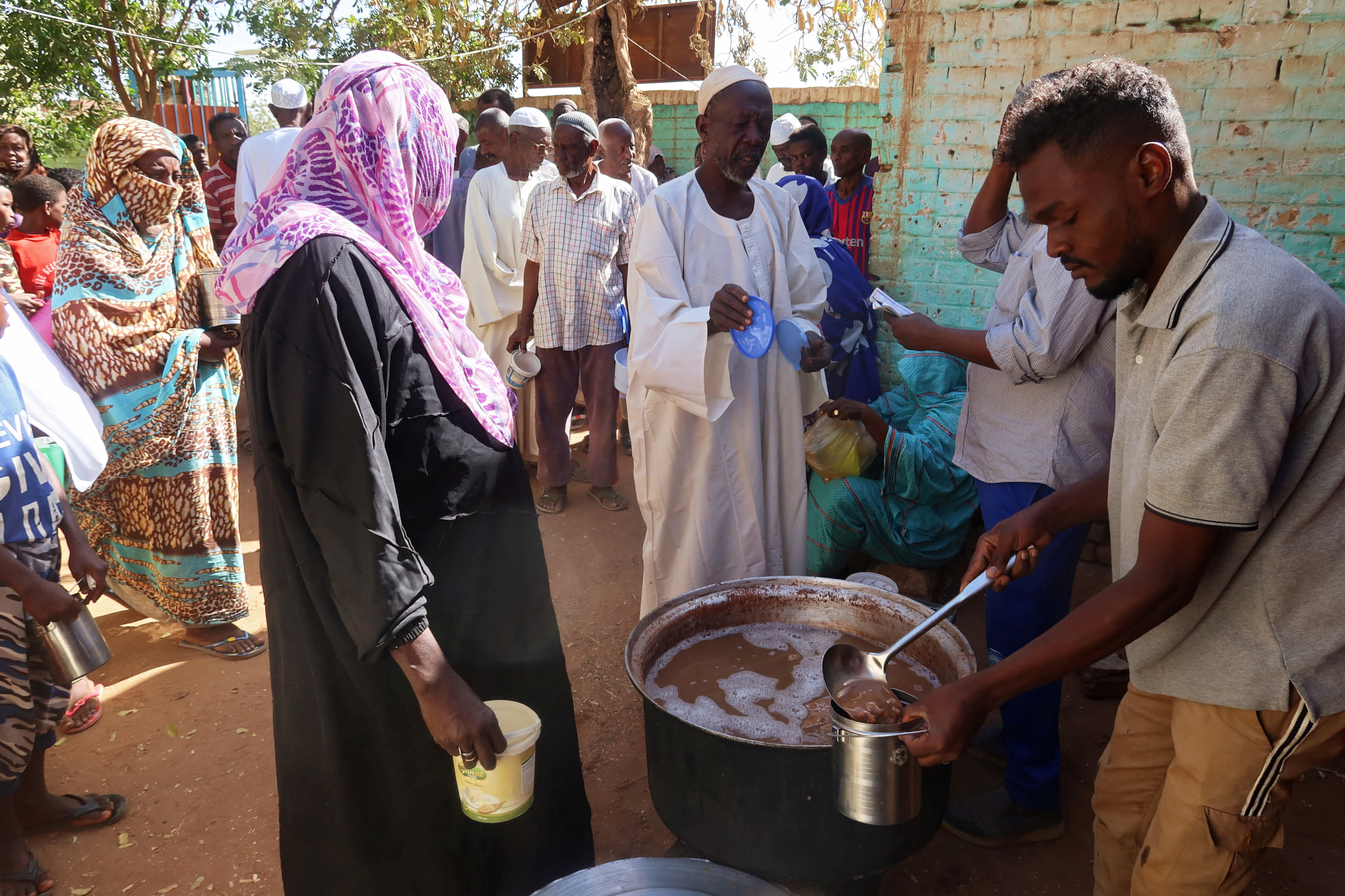 Volunteers distribute food to residents and displaced people in Omdurman