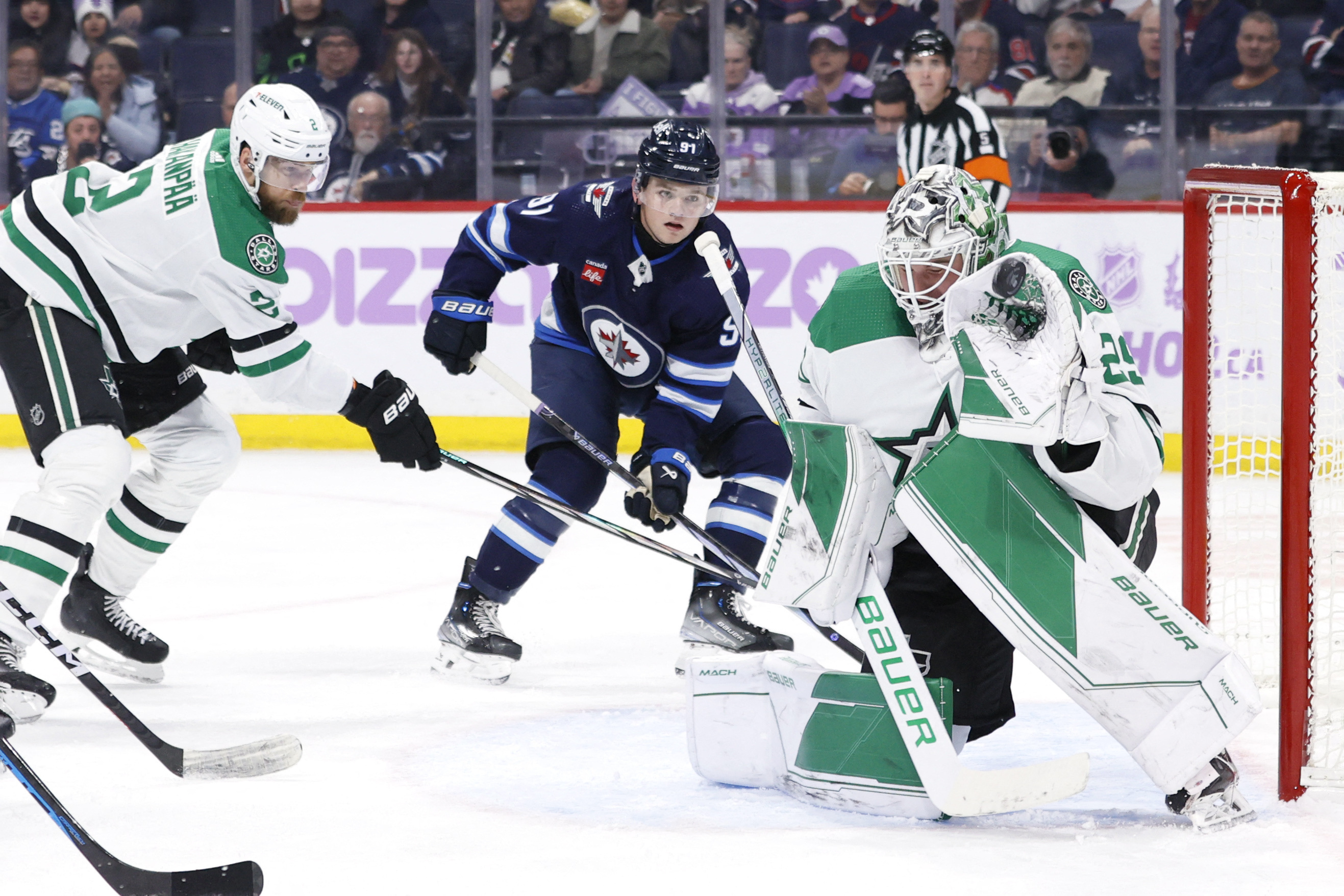 Joe Pavelski scores again as Stars shut out Jets | Reuters